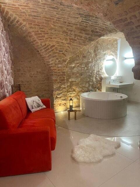 Suite de la Rose without windows