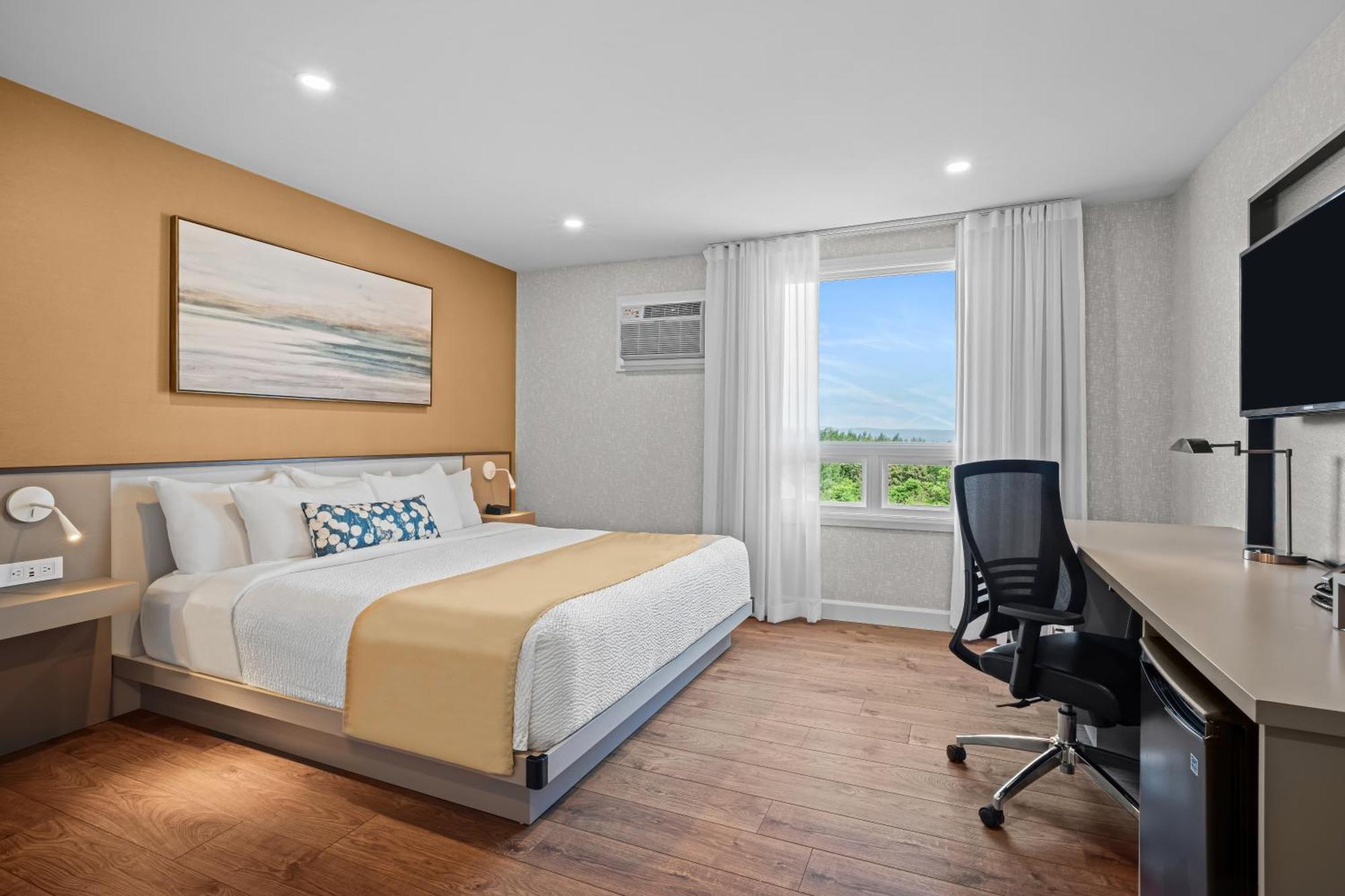 Garden Side Room One King Bed Non-Smoking