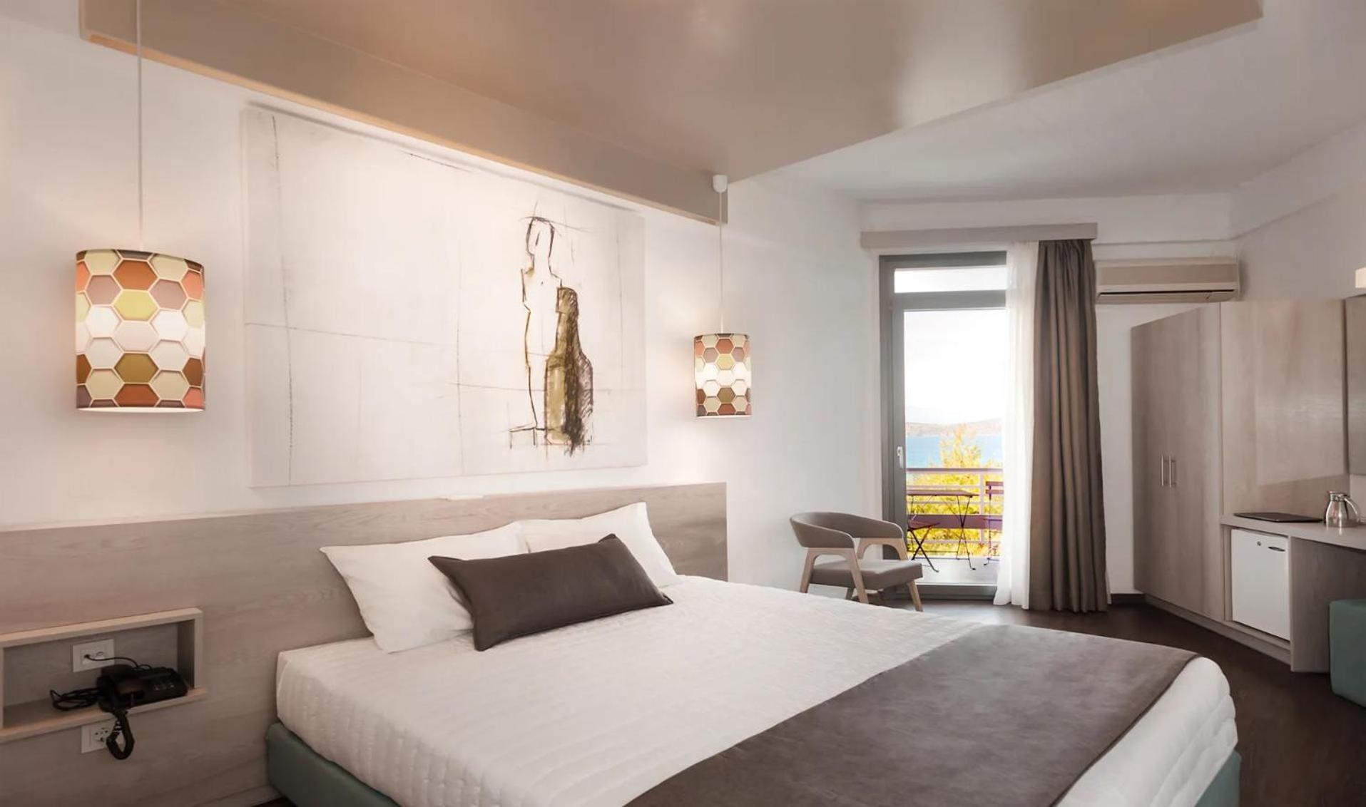 Zweibett- oder Doppelzimmer mit seitlichem Meerblick