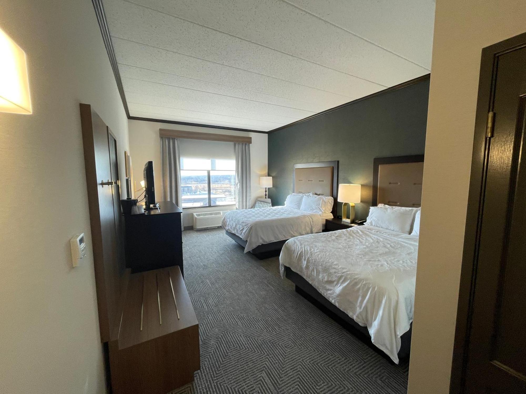 Standard Queen Room with Two Queen Beds and Tub - Mobility/Communications Accessible