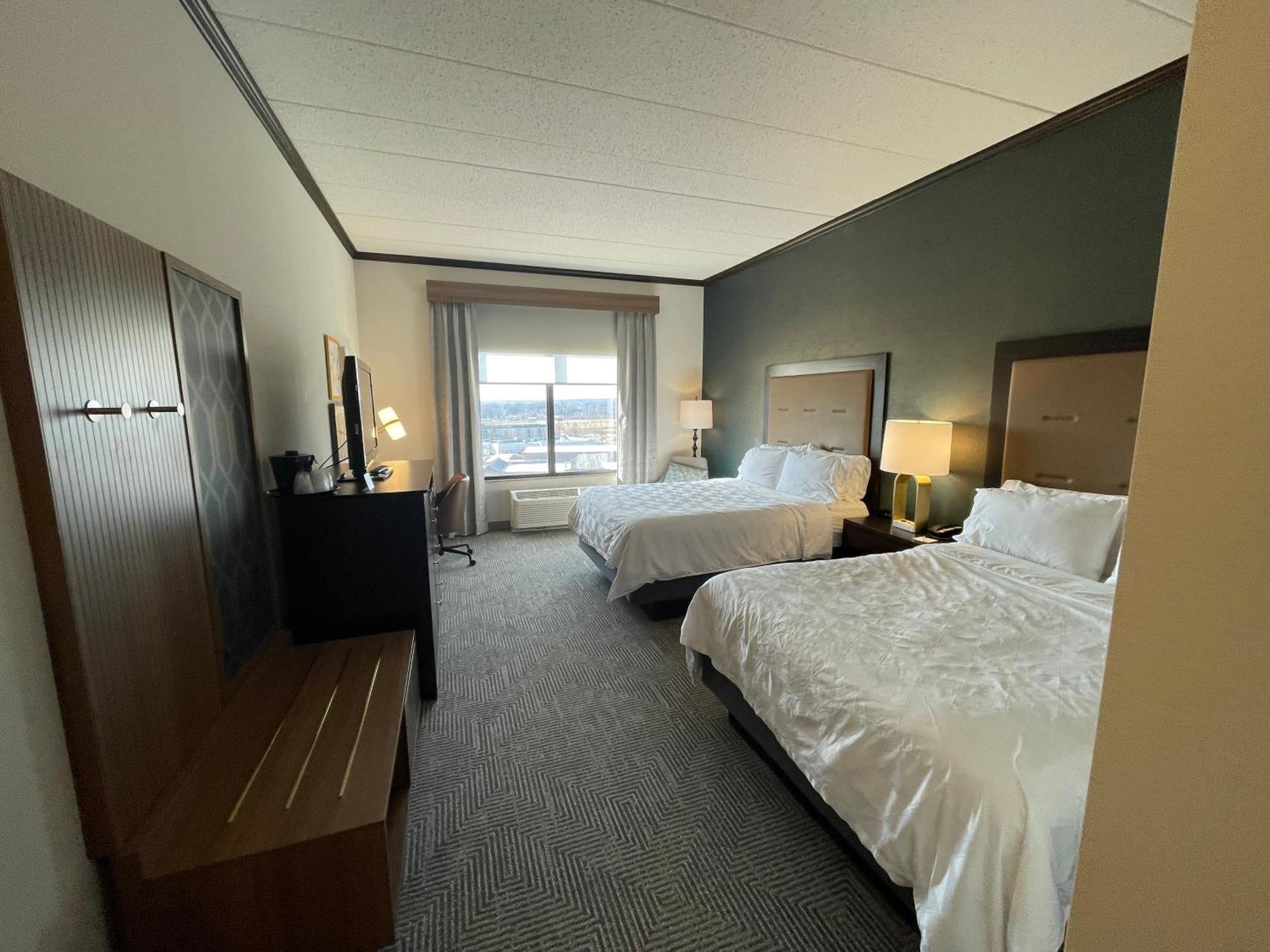 Deluxe Twin Room with Accessible Trans Shower - Non-Smoking