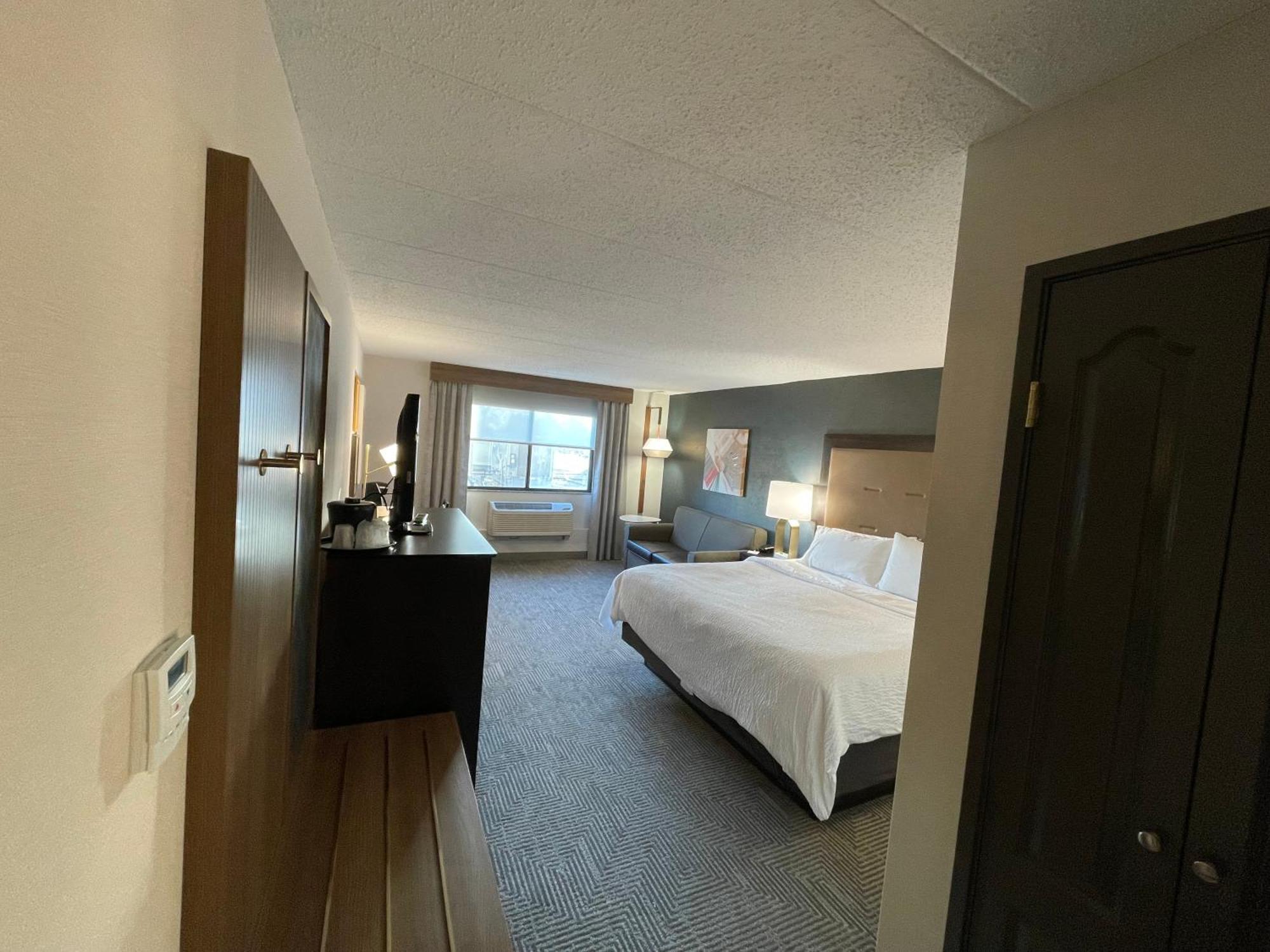 Deluxe King Room with Mobility Accessible Tub - Non-Smoking