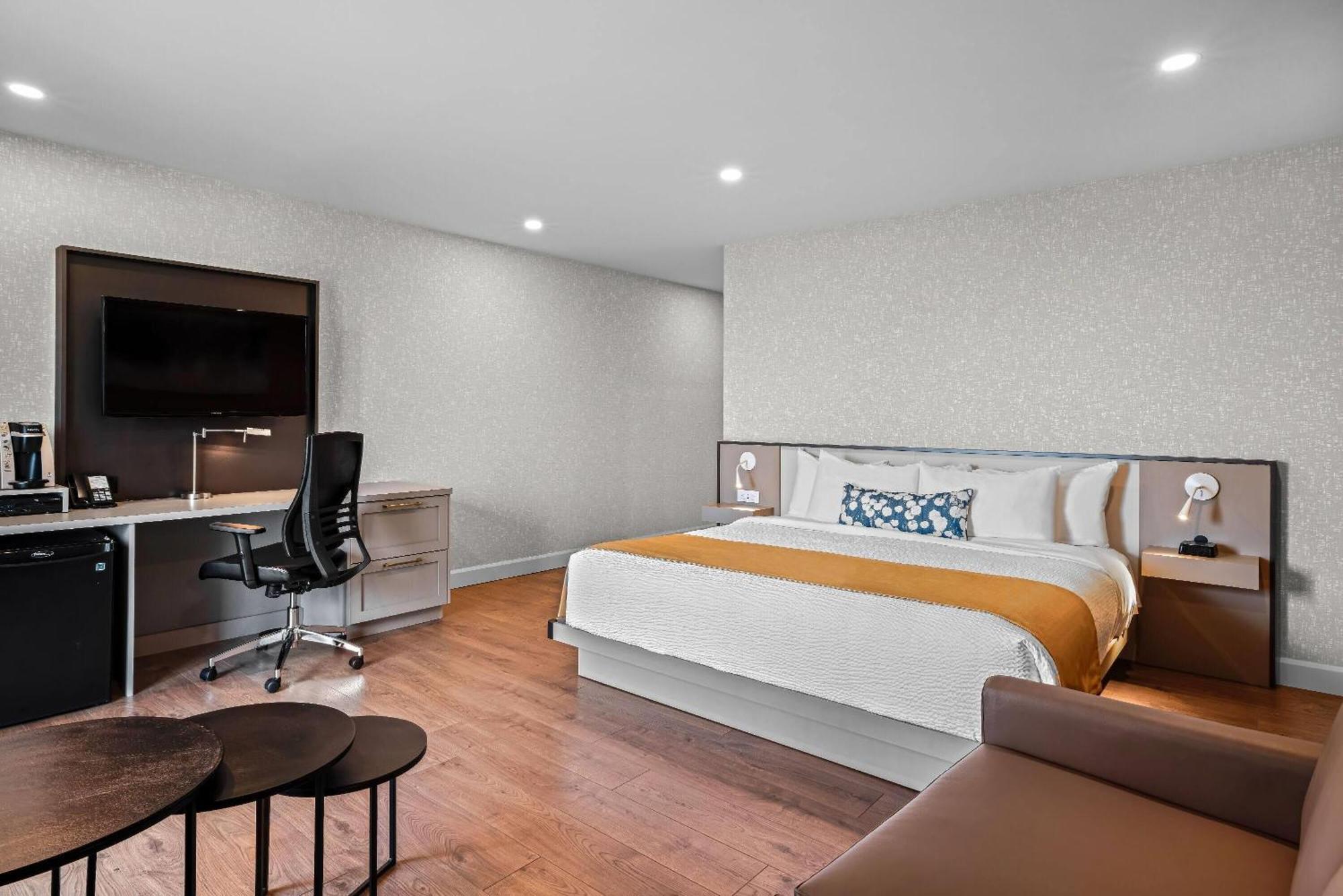 Room One King Bed One Queen Murphy Bed Balcony Non-Smoking