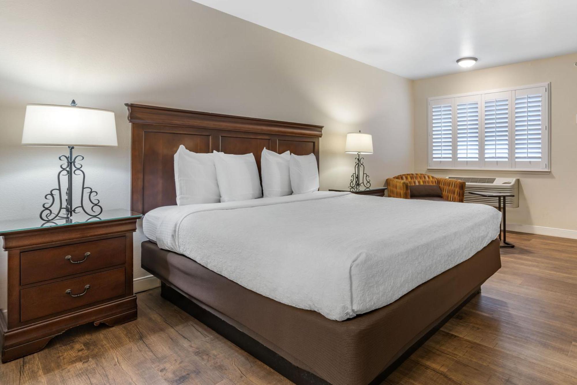 Queen Room Two Queen Beds Roll Shower Sofa Bed Kitchenette Disability or Non-Smoking