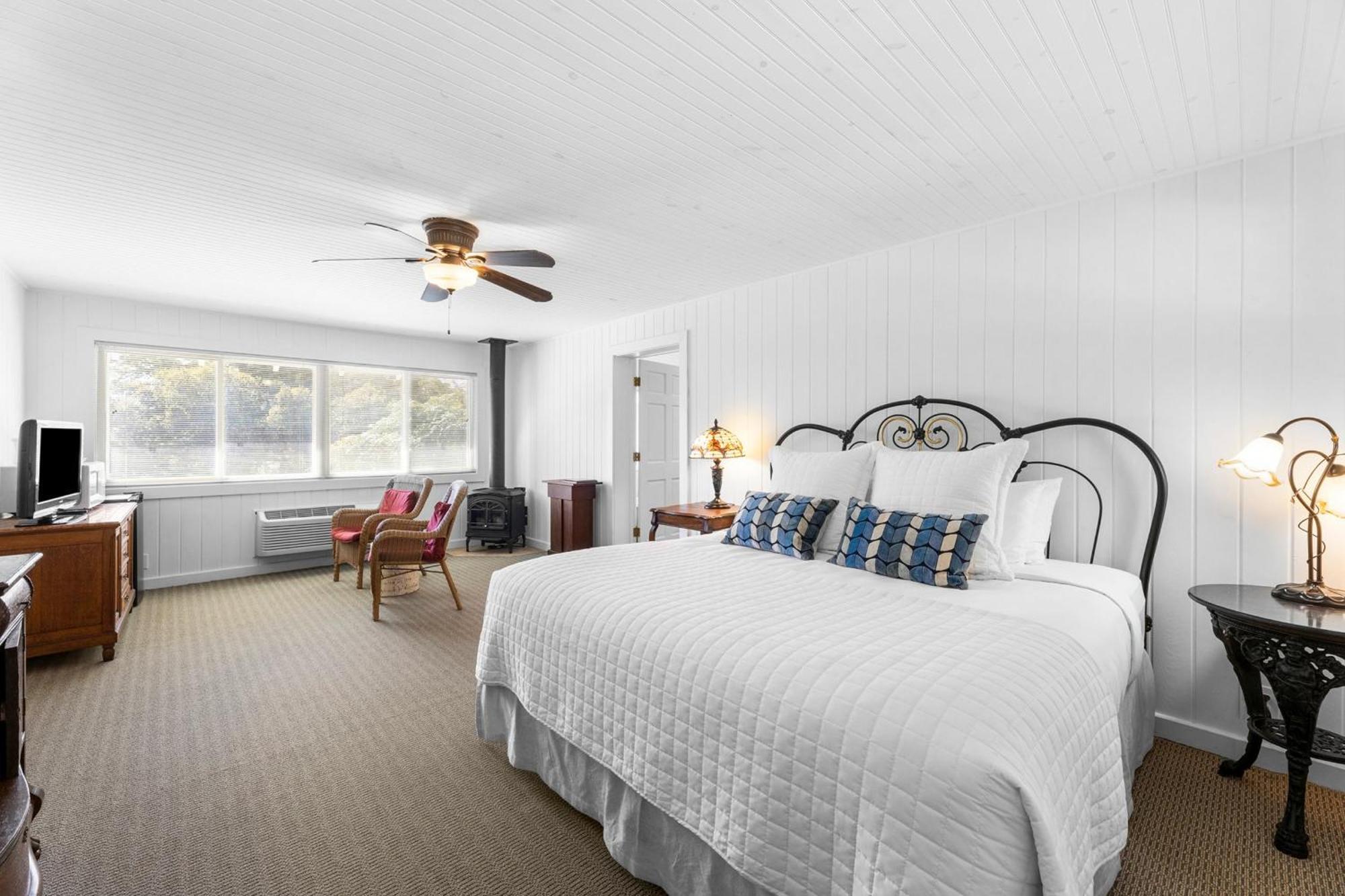 Deluxe King Suite