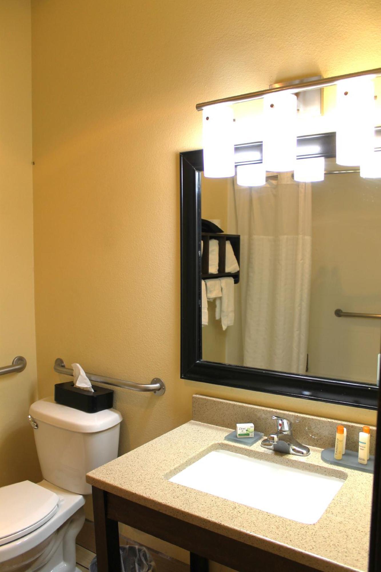 Queen Room Two Queen Beds Hearing Impaired Access or Non-Smoking