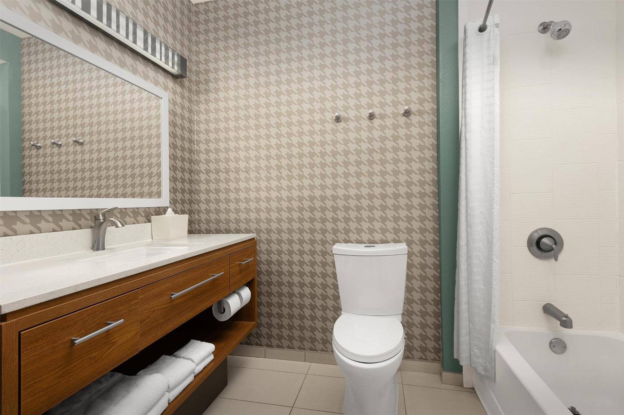Studio Suite Two Queen Beds Hearing Access or Non-Smoking