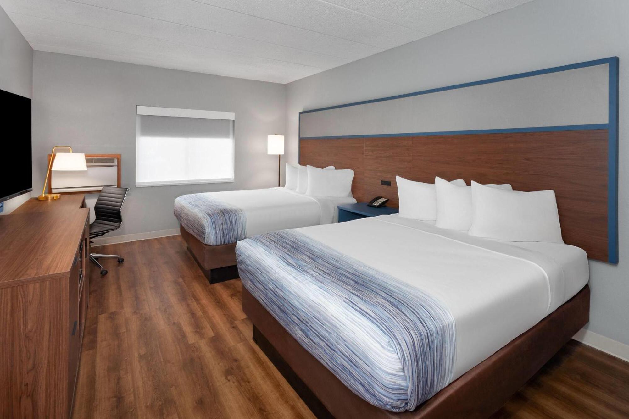 Queen Room Two Queen Beds Mobility Access Bathtub Grab Bars Non-Smoking