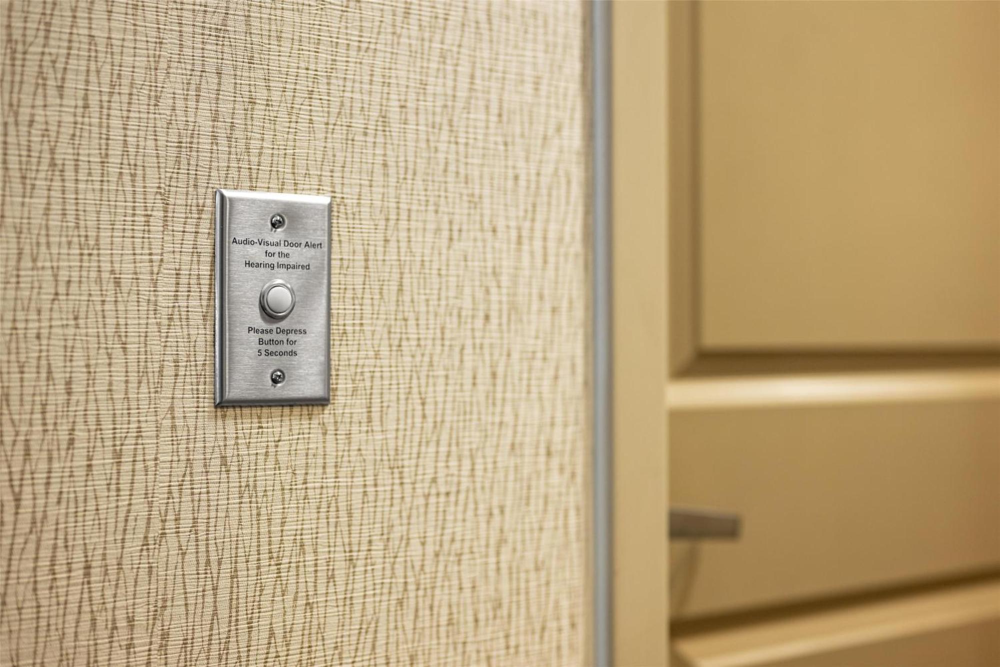 King Room - Hearing Access/Non-Smoking