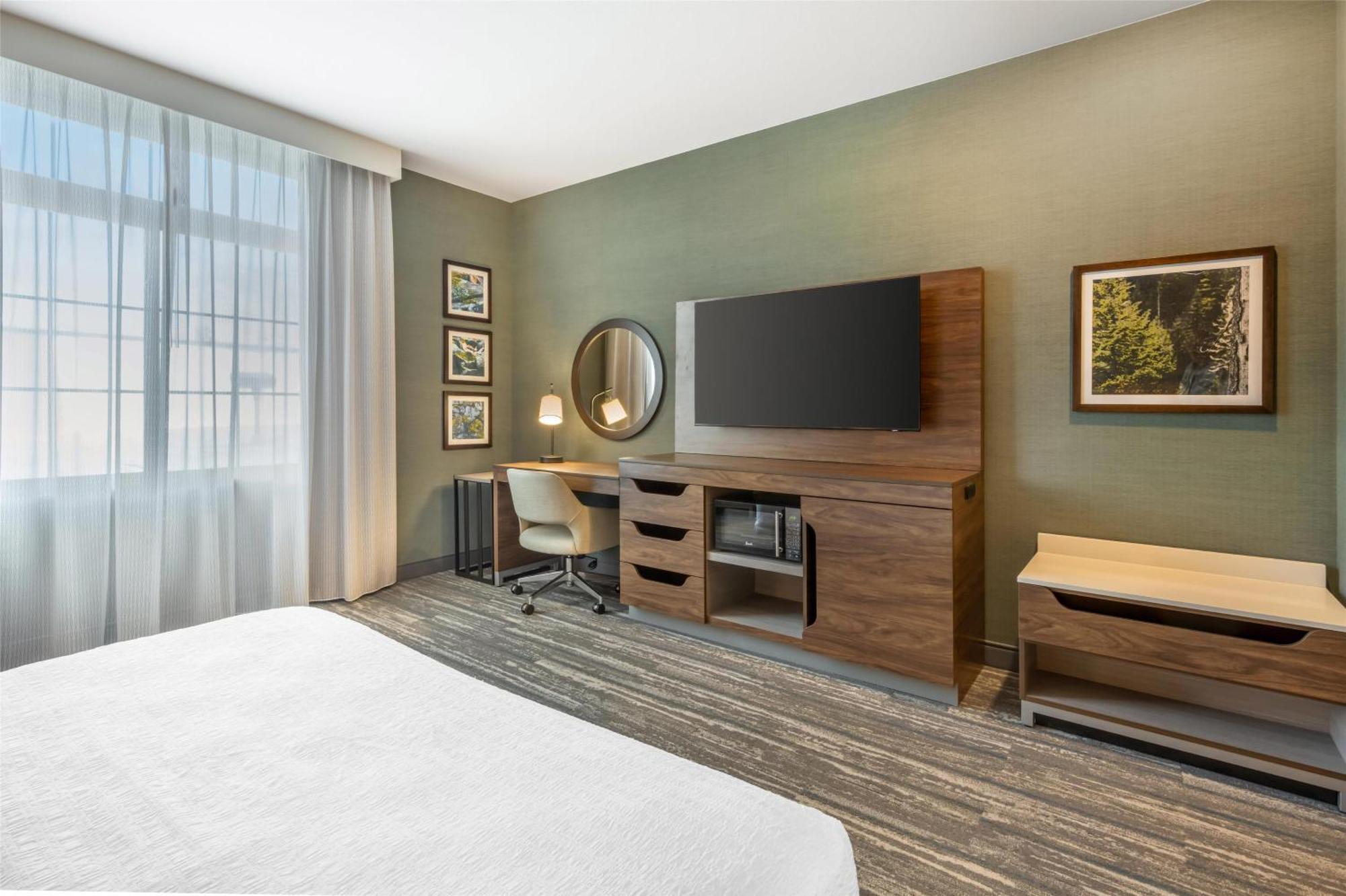 King Room Accessible Tub Mobility Hearing Access or Non-Smoking