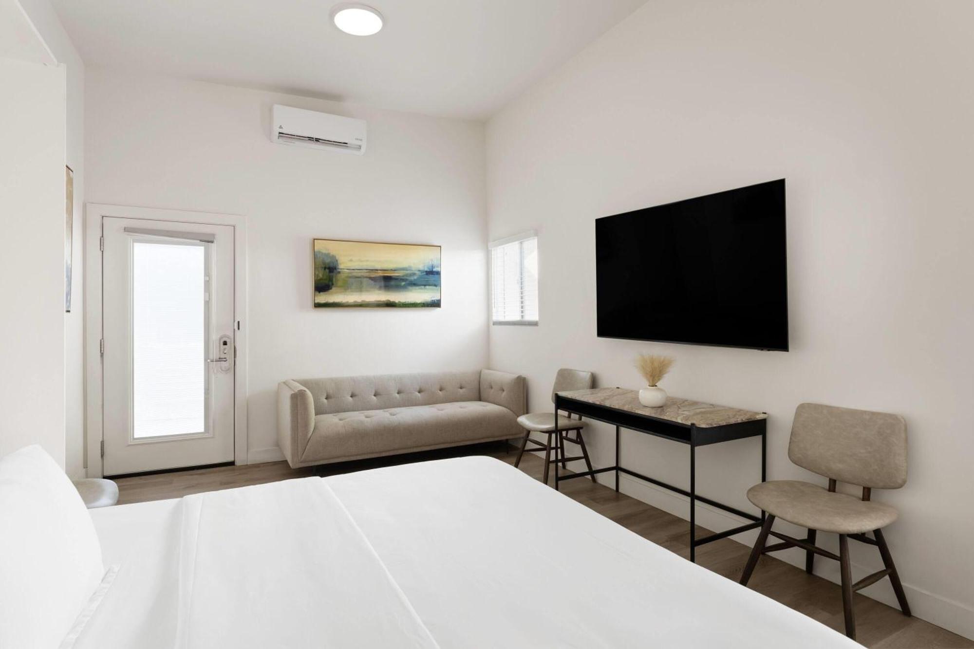 Queen Room - Non-Smoking