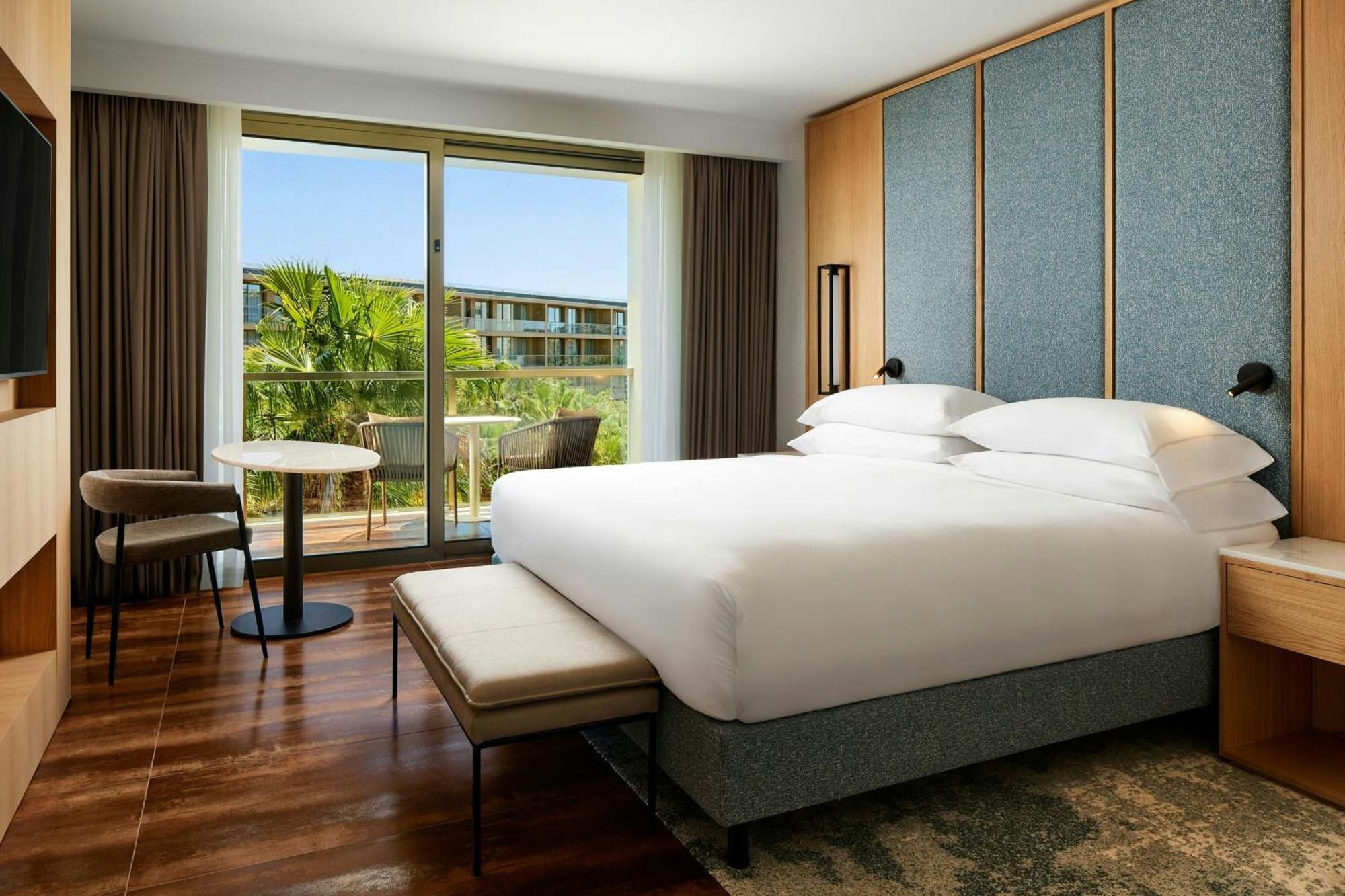 One-Bedroom King Suite Sofa Bed Balcony Resort View Club Lounge Access
