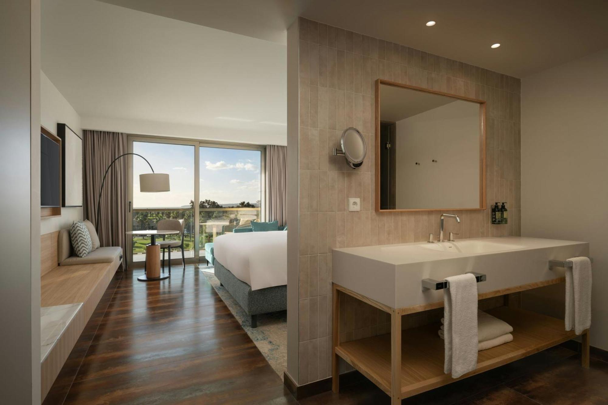 Deluxe King Room Balcony Resort View