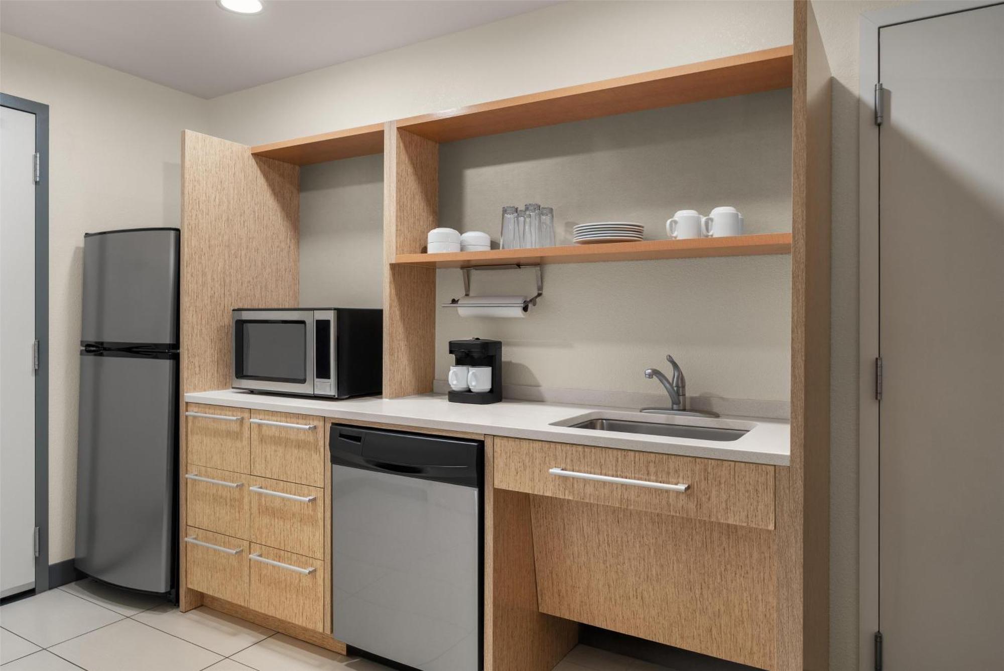Queen Suite - Mobility and Hearing Access Tub/Non-Smoking