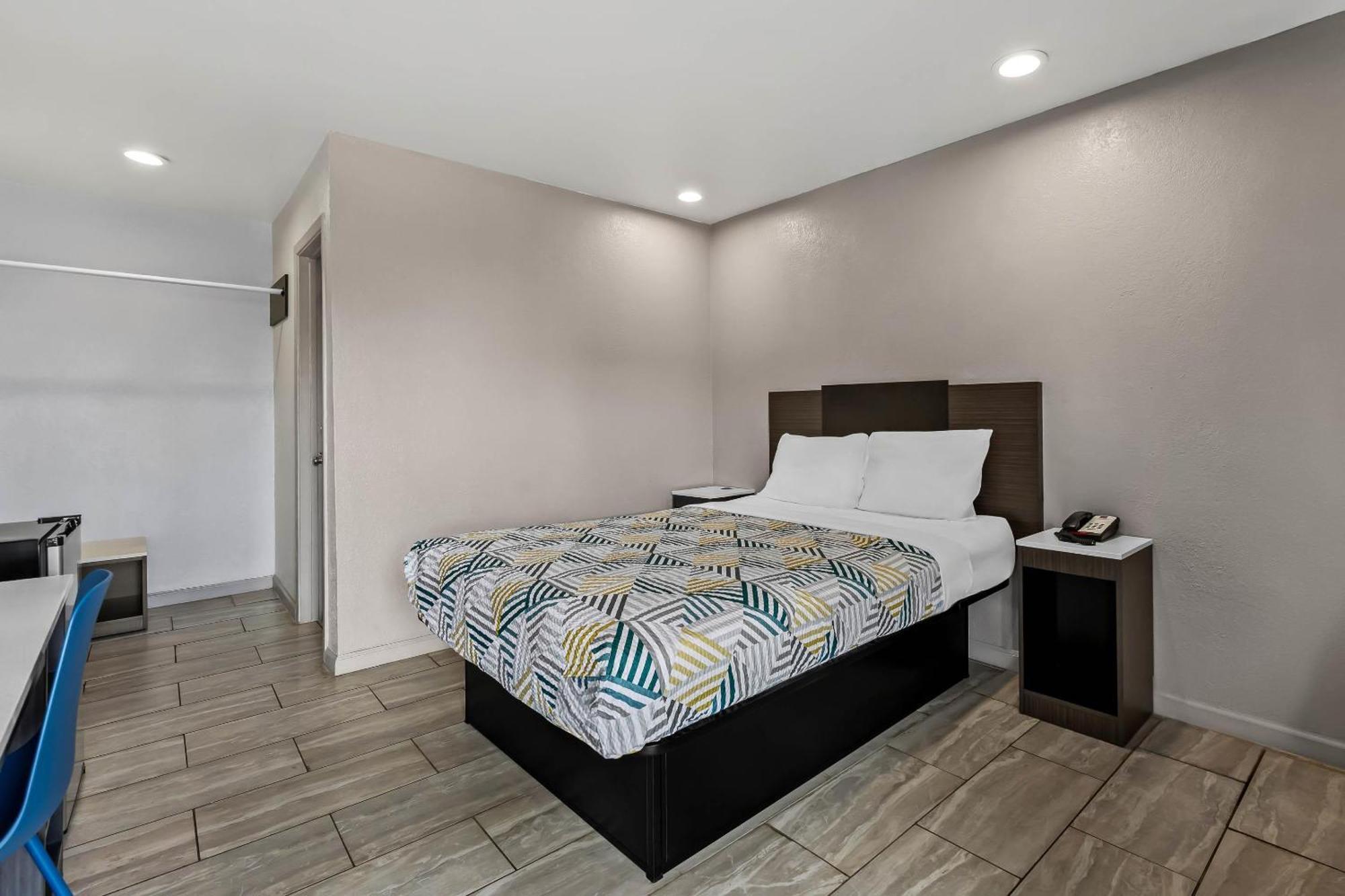 Queen Room - Disability Access - Non-Smoking