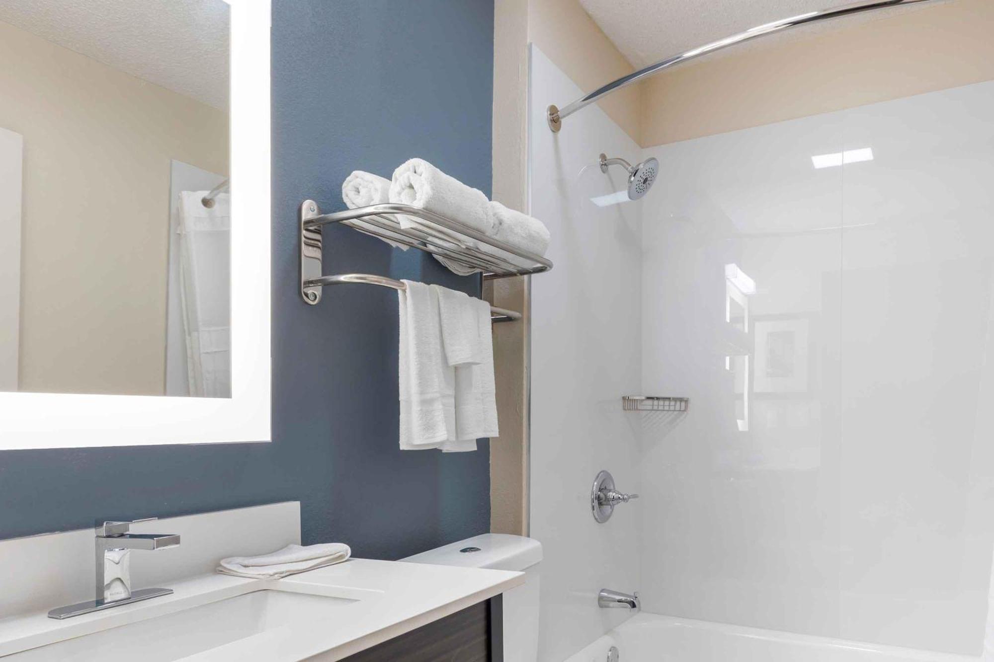 Deluxe Studio with 1 Queen Bed - Non-Smoking