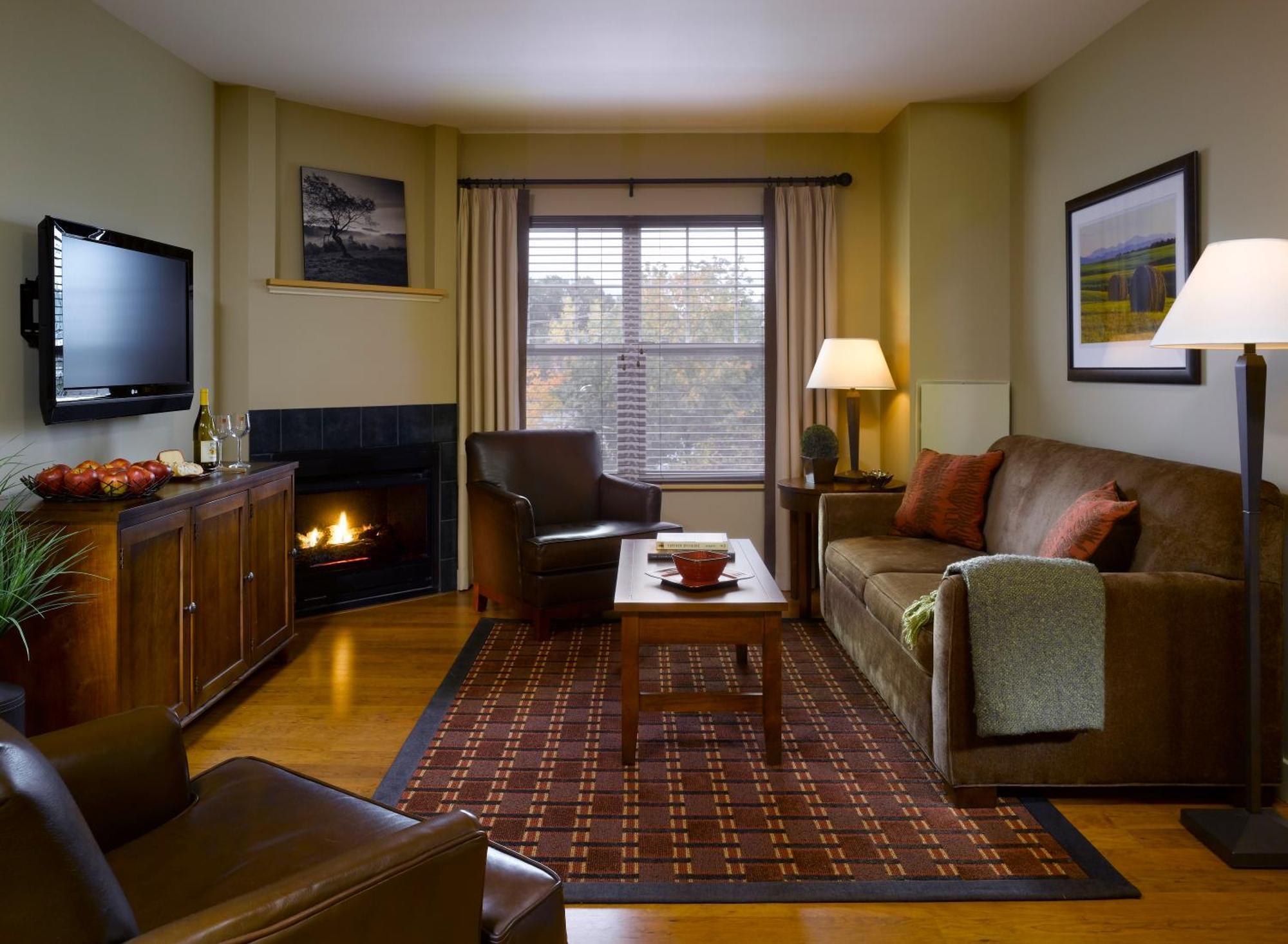 Deluxe King fireplace Suite