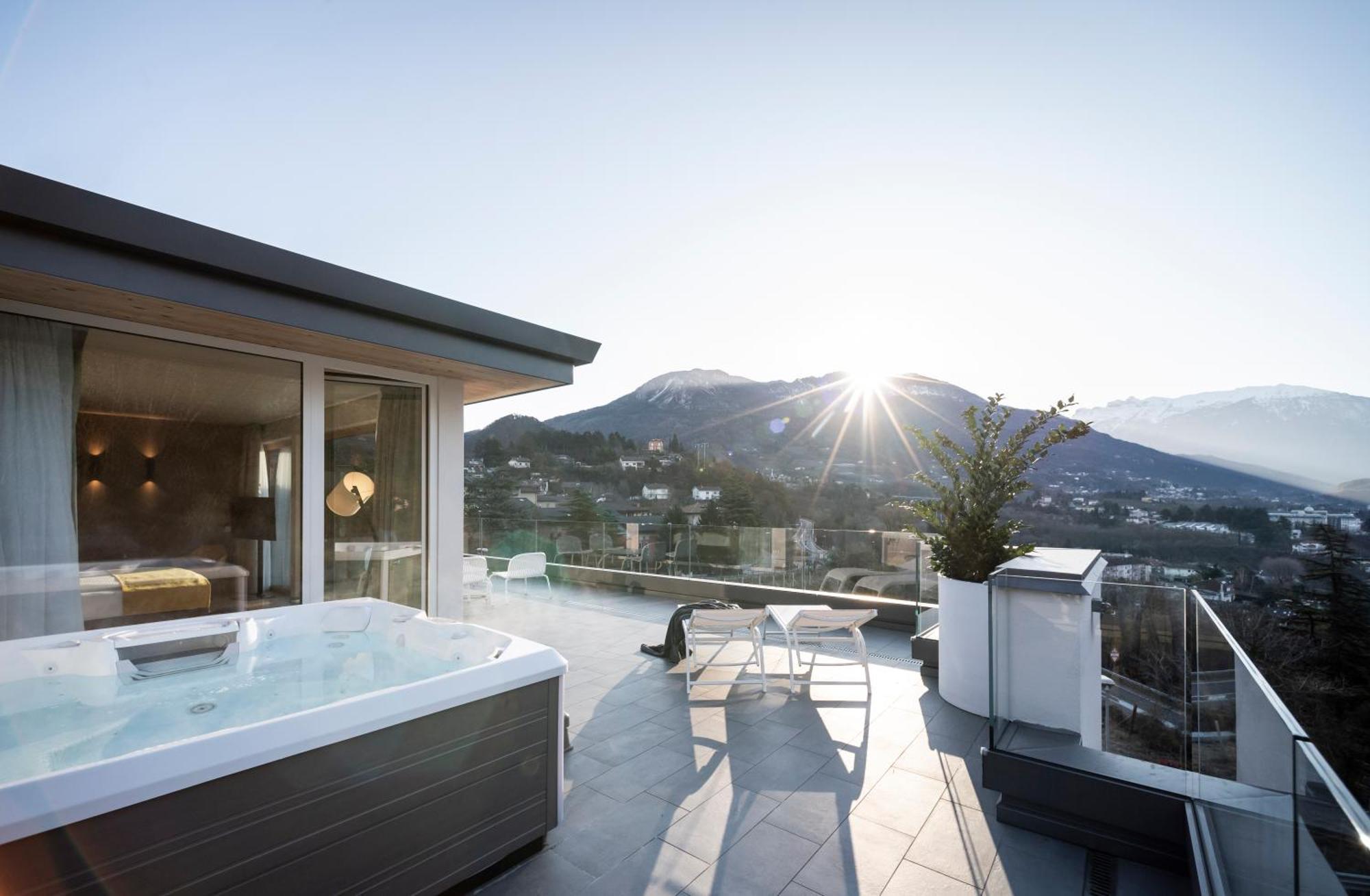 Deluxe Suite Spa Bath