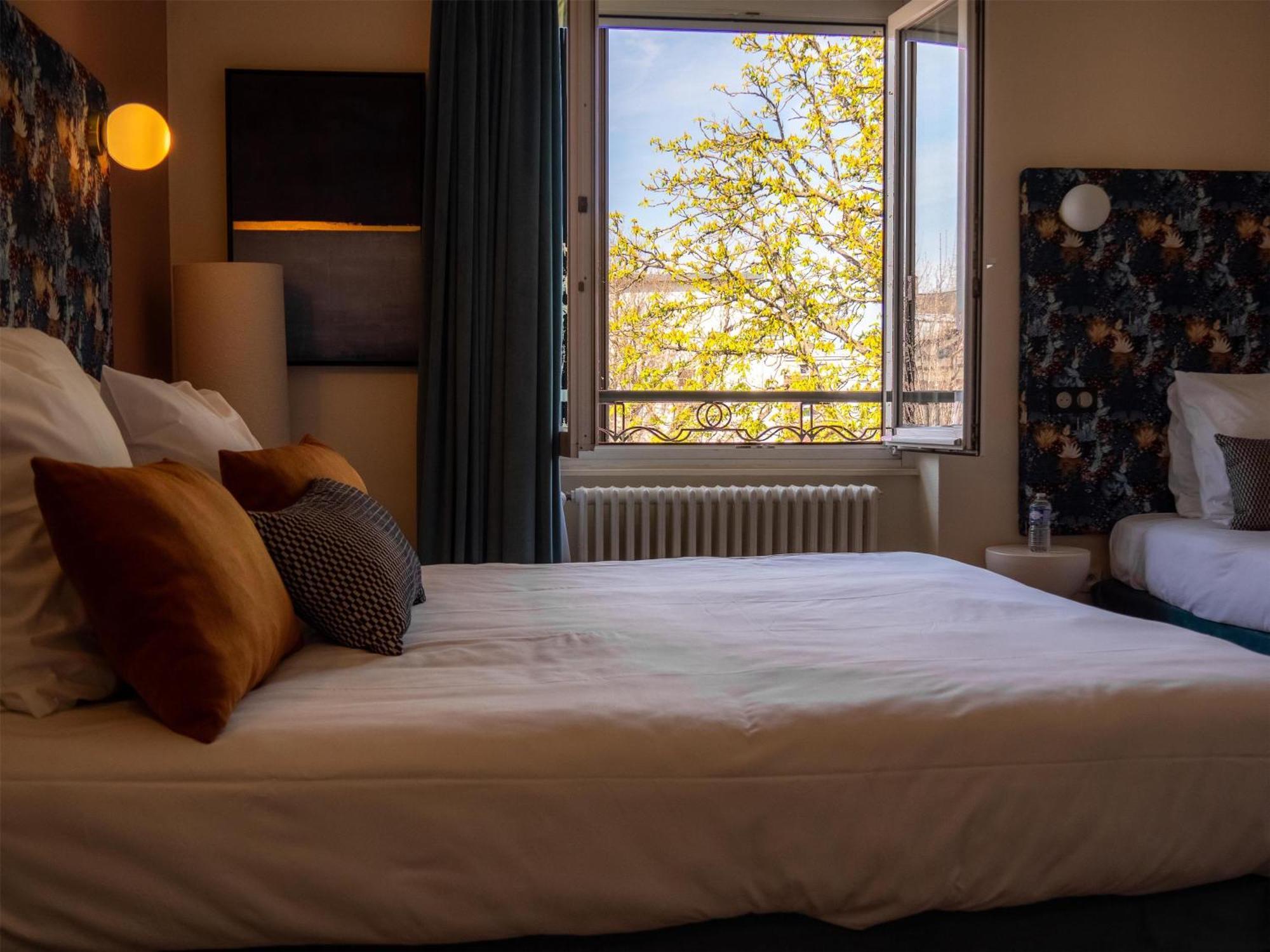 Comfort Queen Room Extra Single Bed