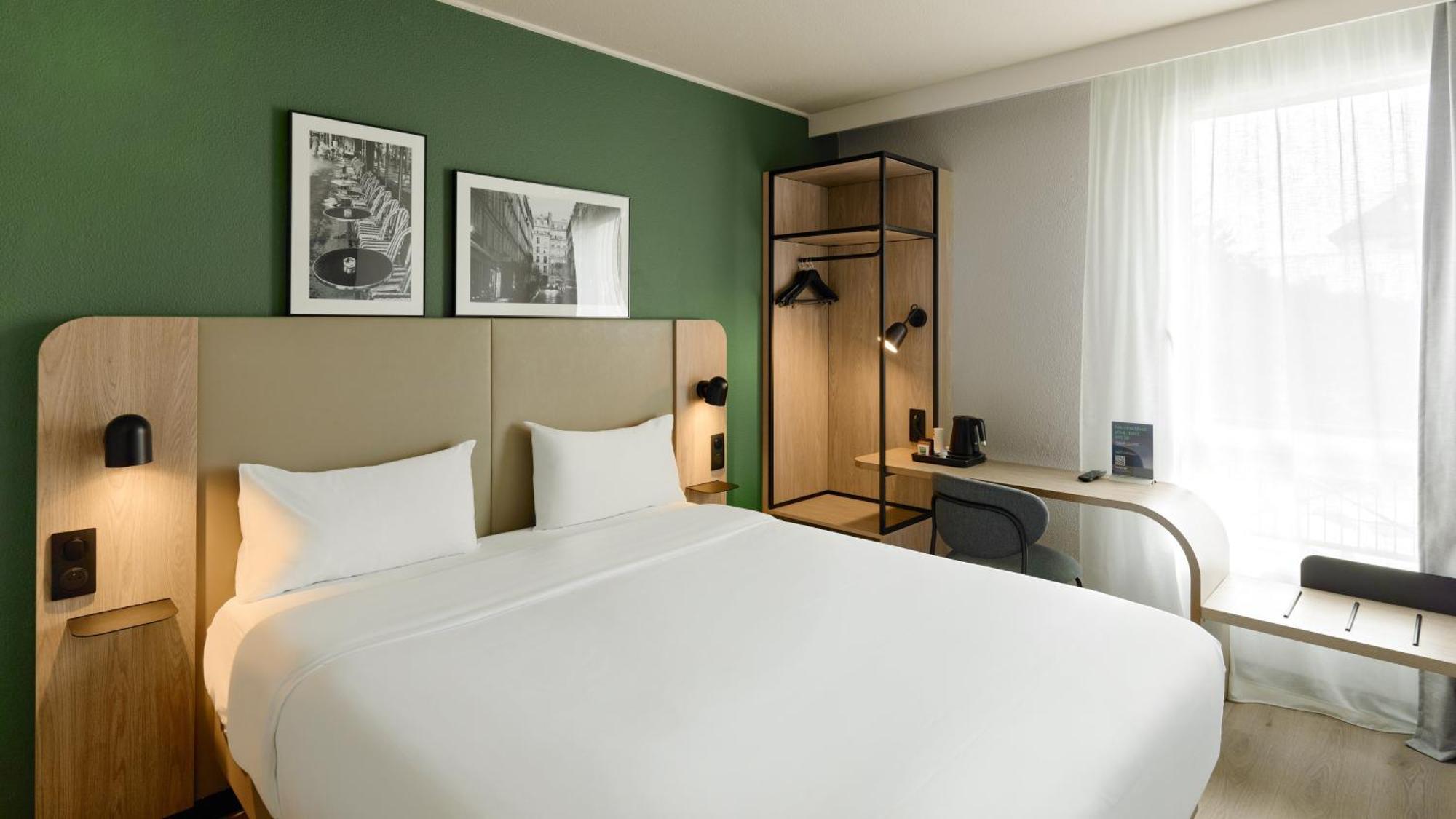 Standard Room 1 Queen Bed