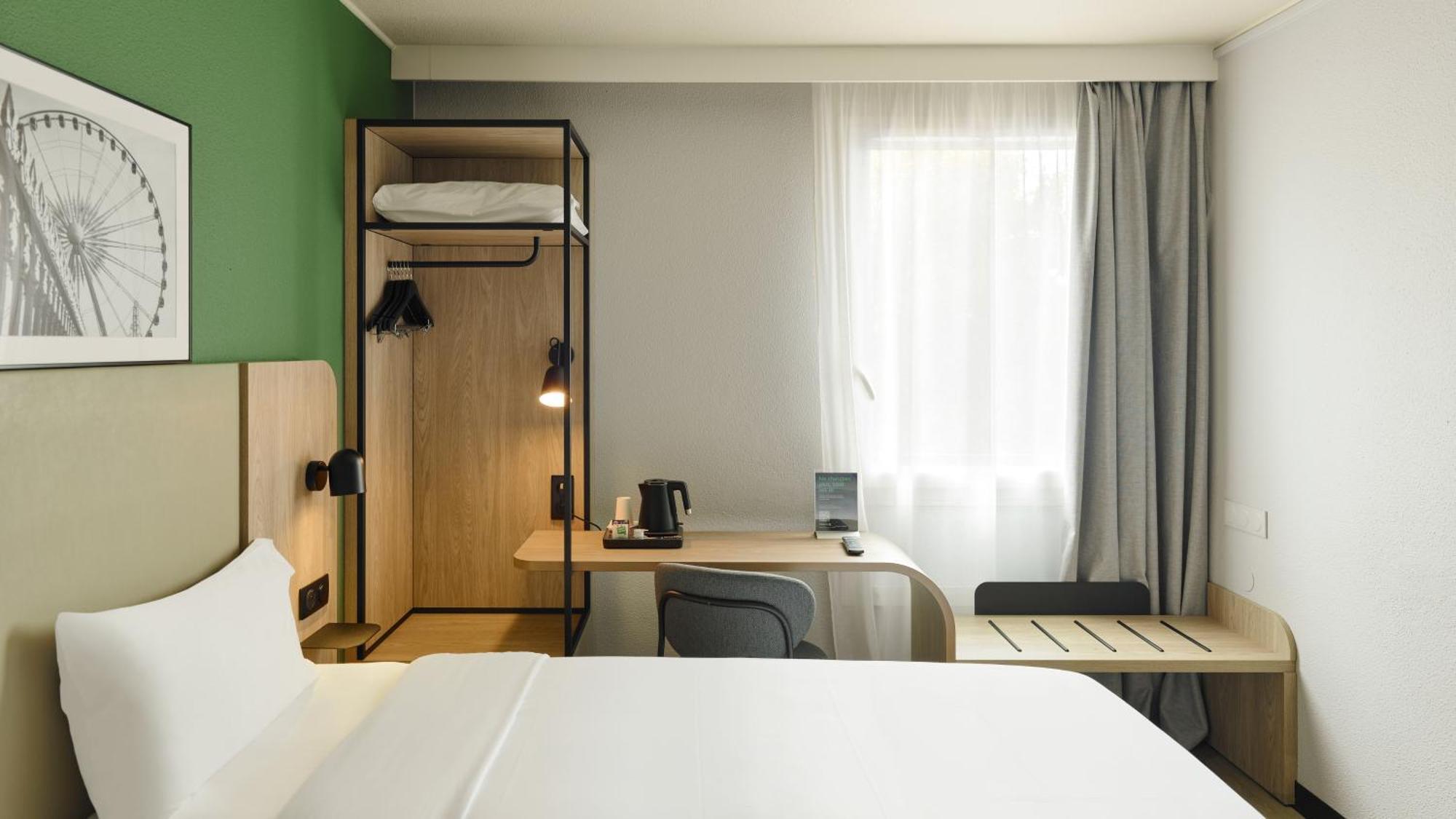 Standard Room 1 Queen Bed
