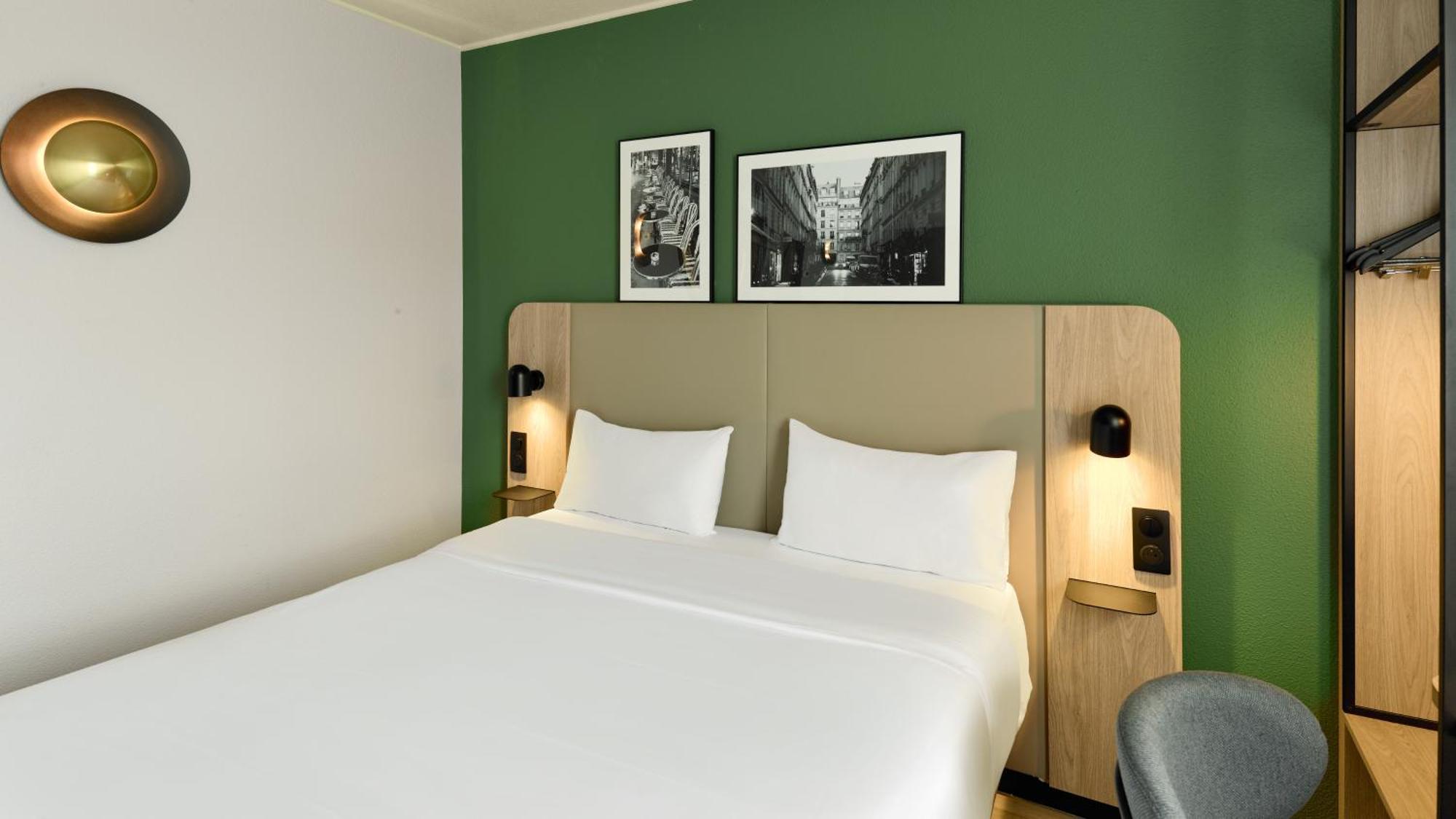 Standard Room 1 Queen Bed