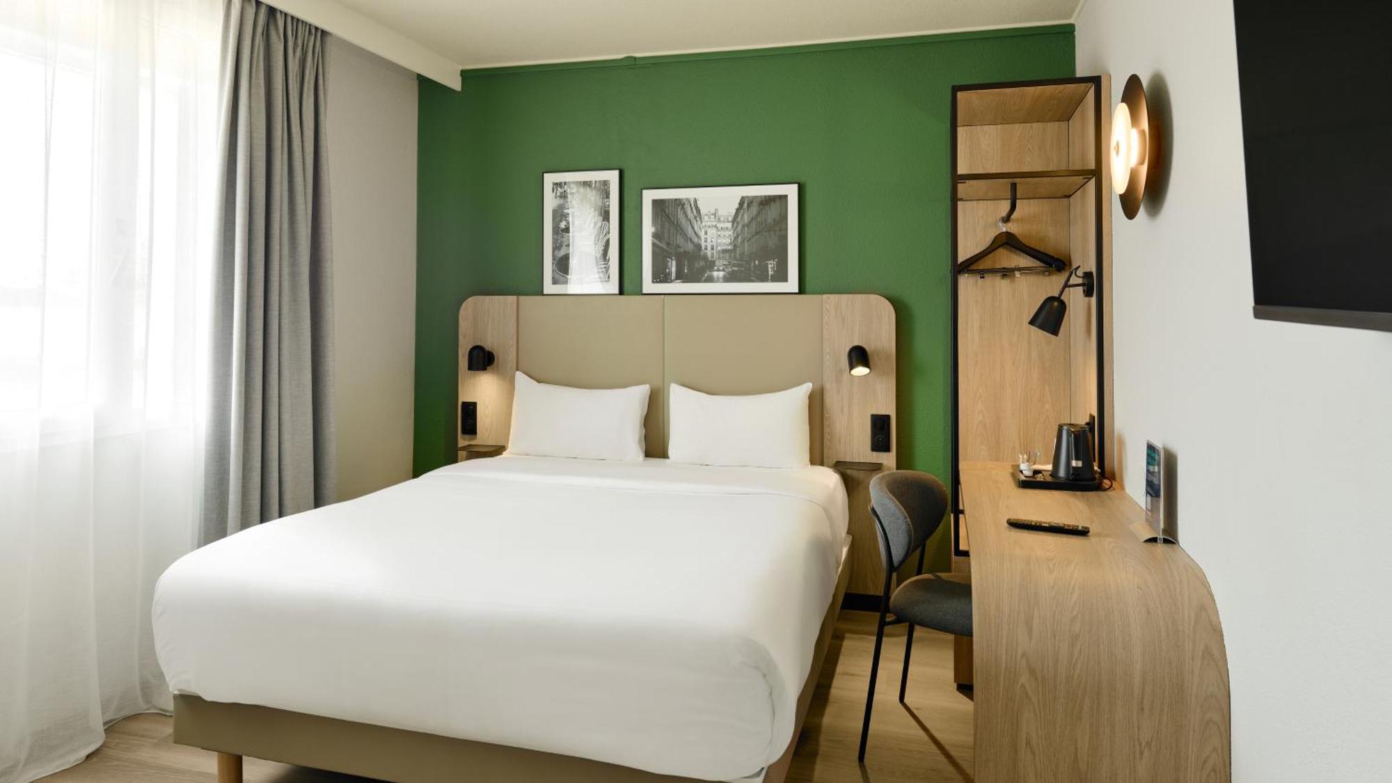 Standard Room 1 Queen Bed