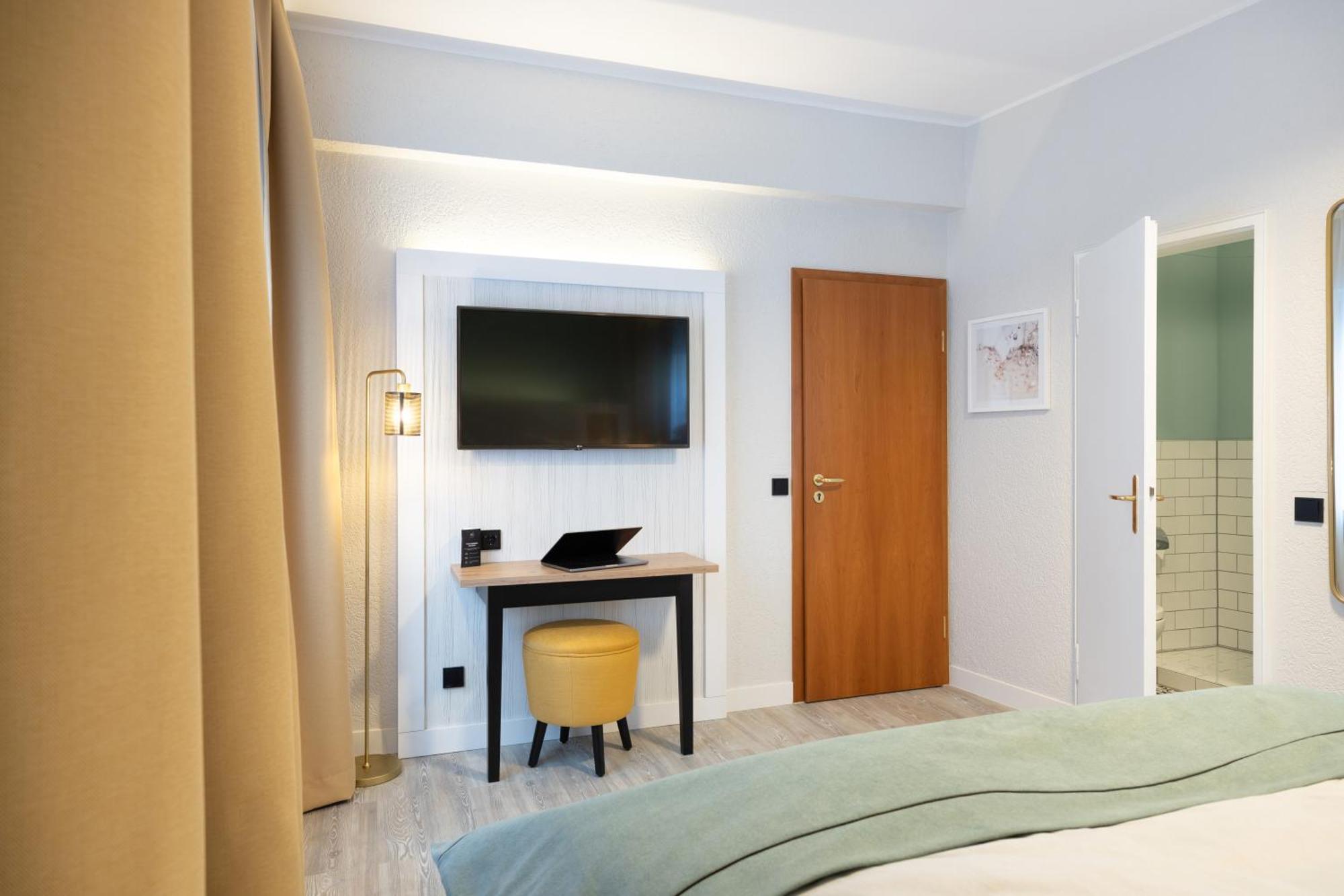 Standard Queen Room