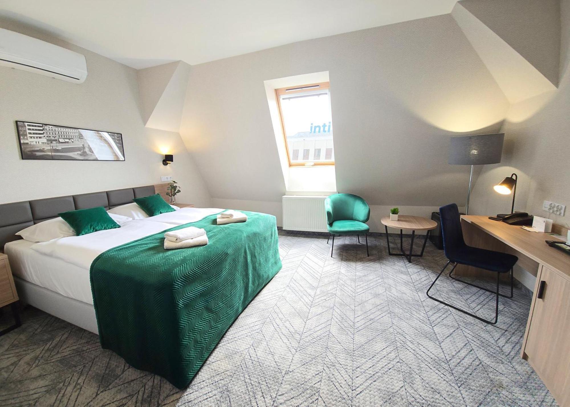 Deluxe Queen Room