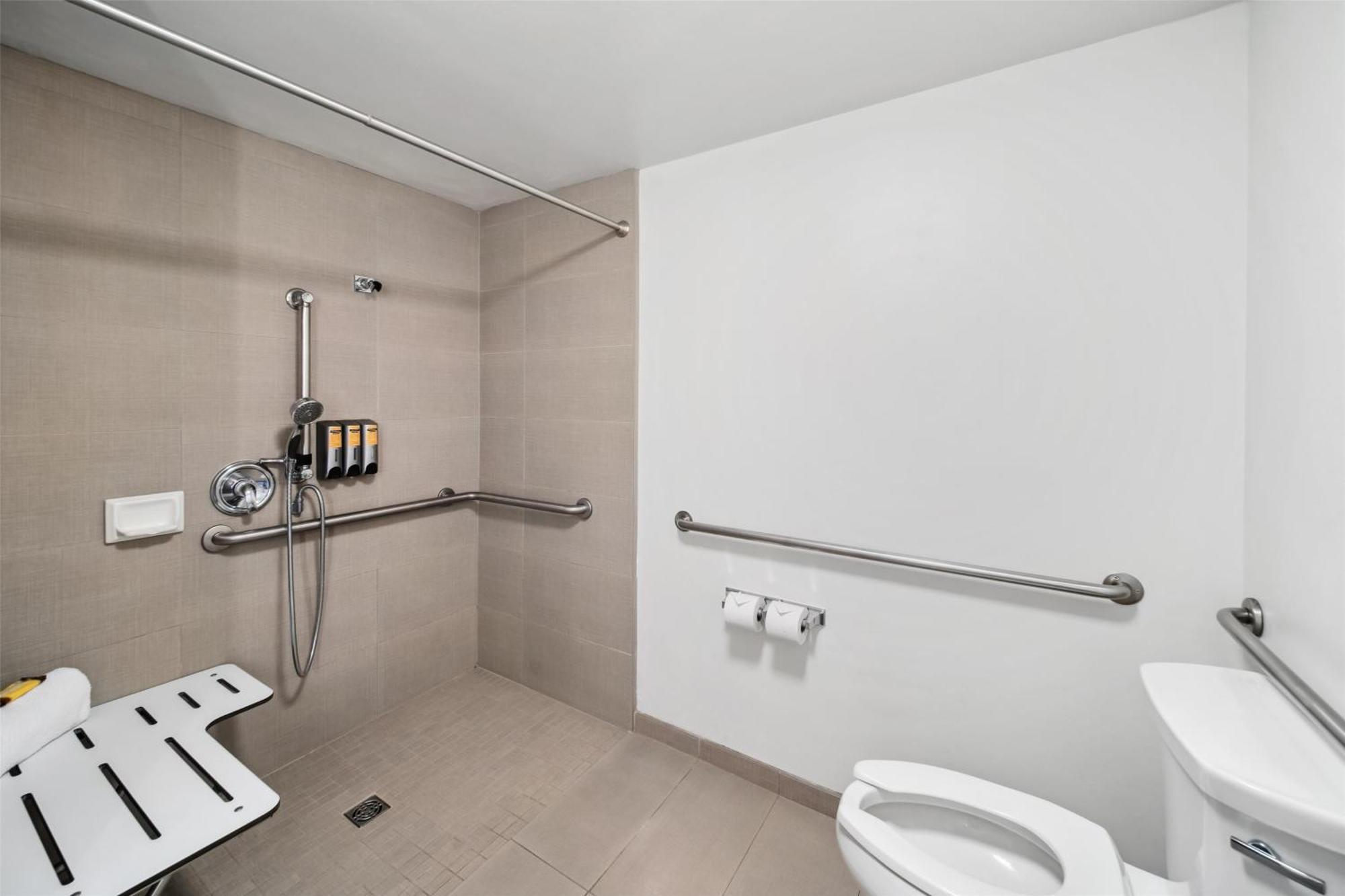 Queen Room Roll Shower Disability Access or Pet Friendly or Non-Smoking