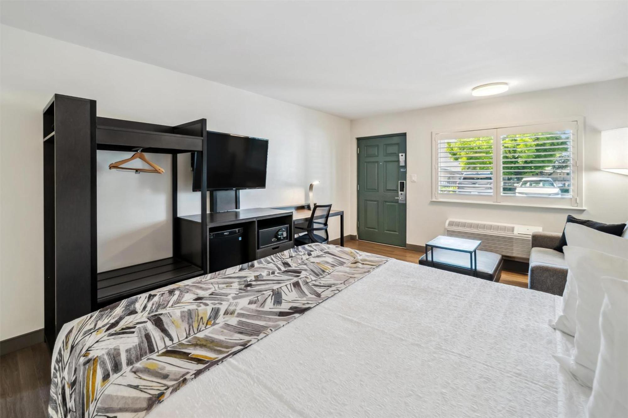 Executive King Room Sofa Bed Courtyard or Non-Smoking