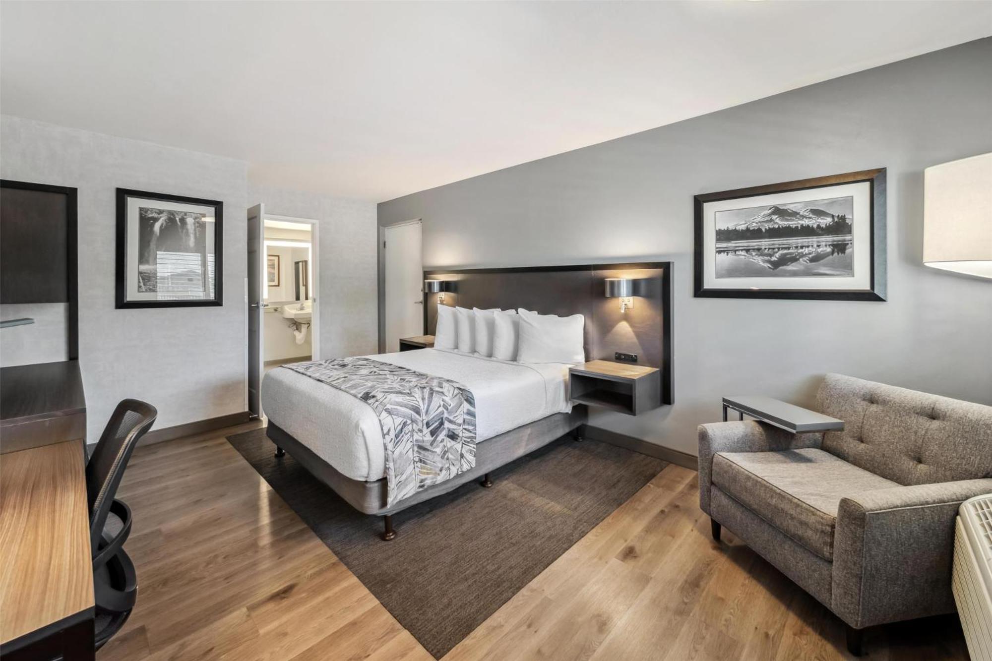 Queen Room Roll Shower Disability Access or Pet Friendly or Non-Smoking