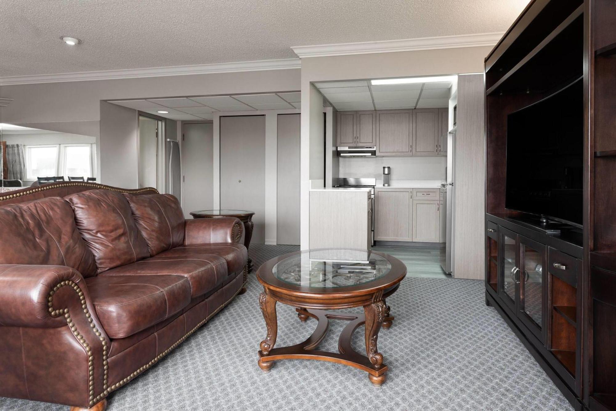 King Suite Jetted Tub Full Kitchen Non-Smoking