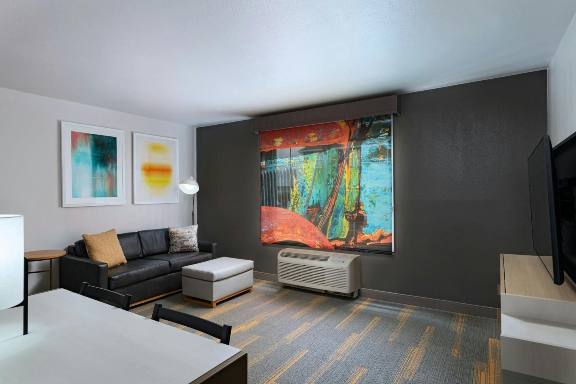 One-Bedroom Queen Suite Non-Private Sofa Bed