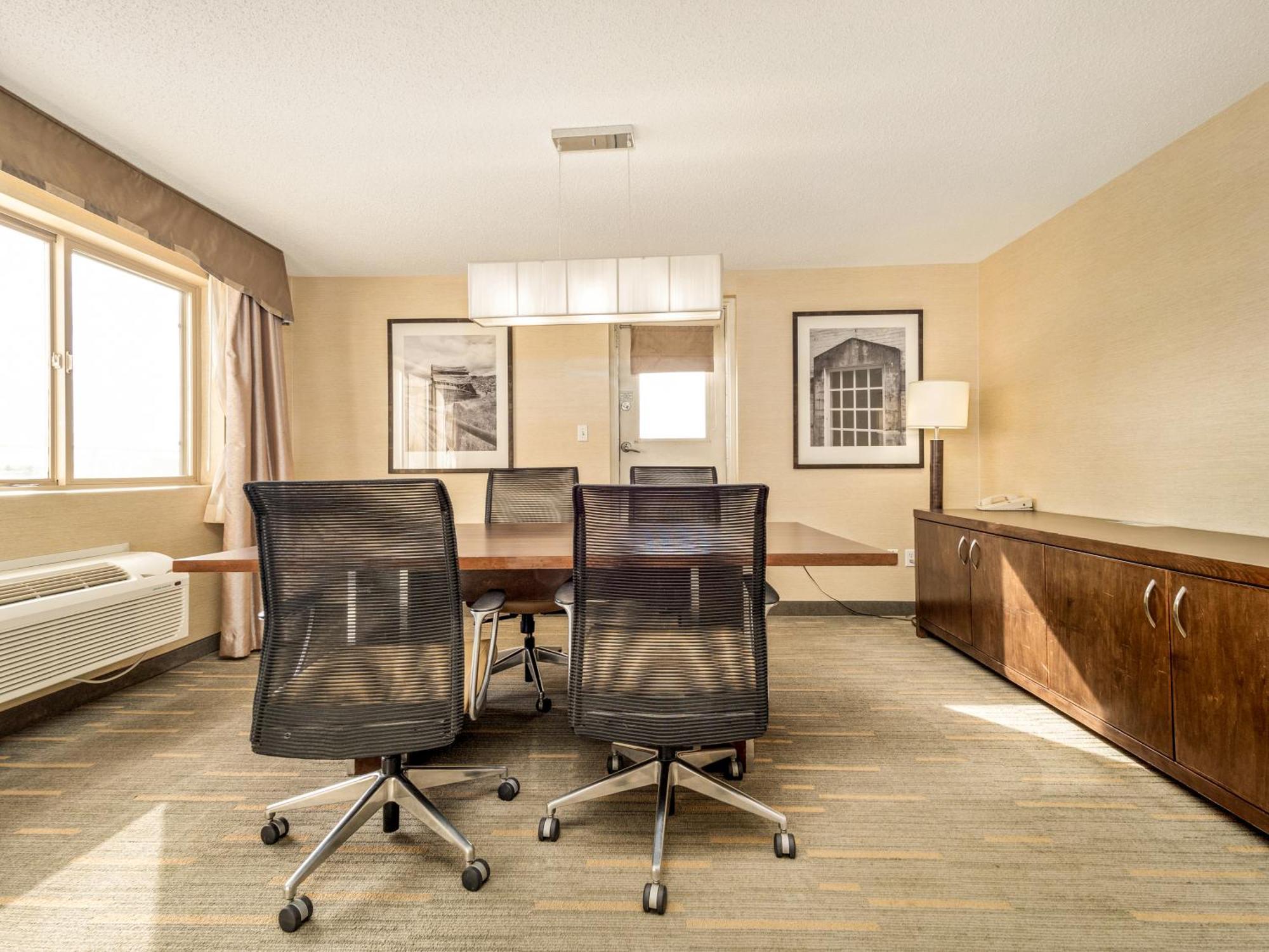 One-Bedroom Executive Board Room Two Queen Beds