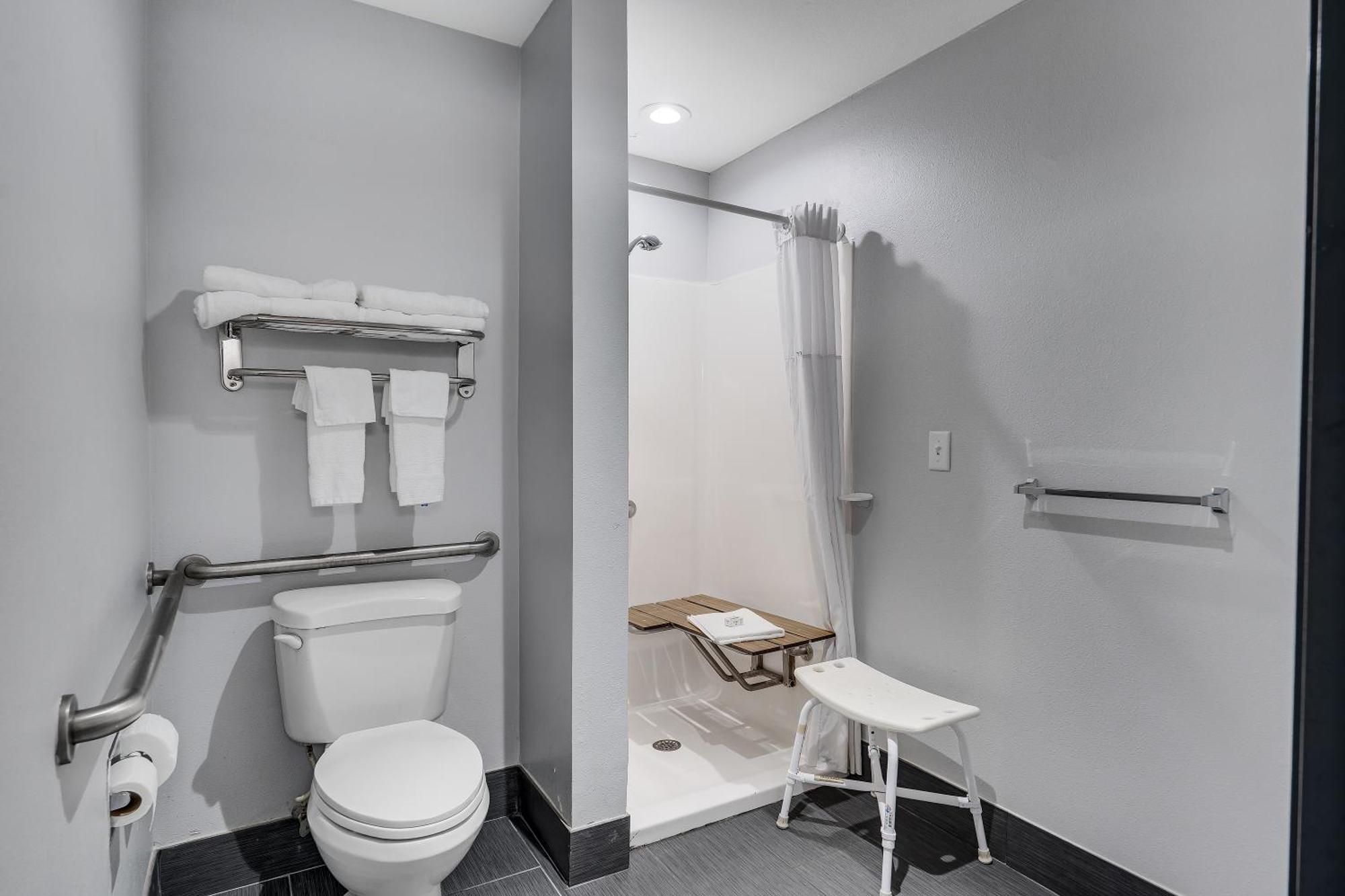 2 Queen Bed Mobility Accessible Room Roll Shower Non-Smoking