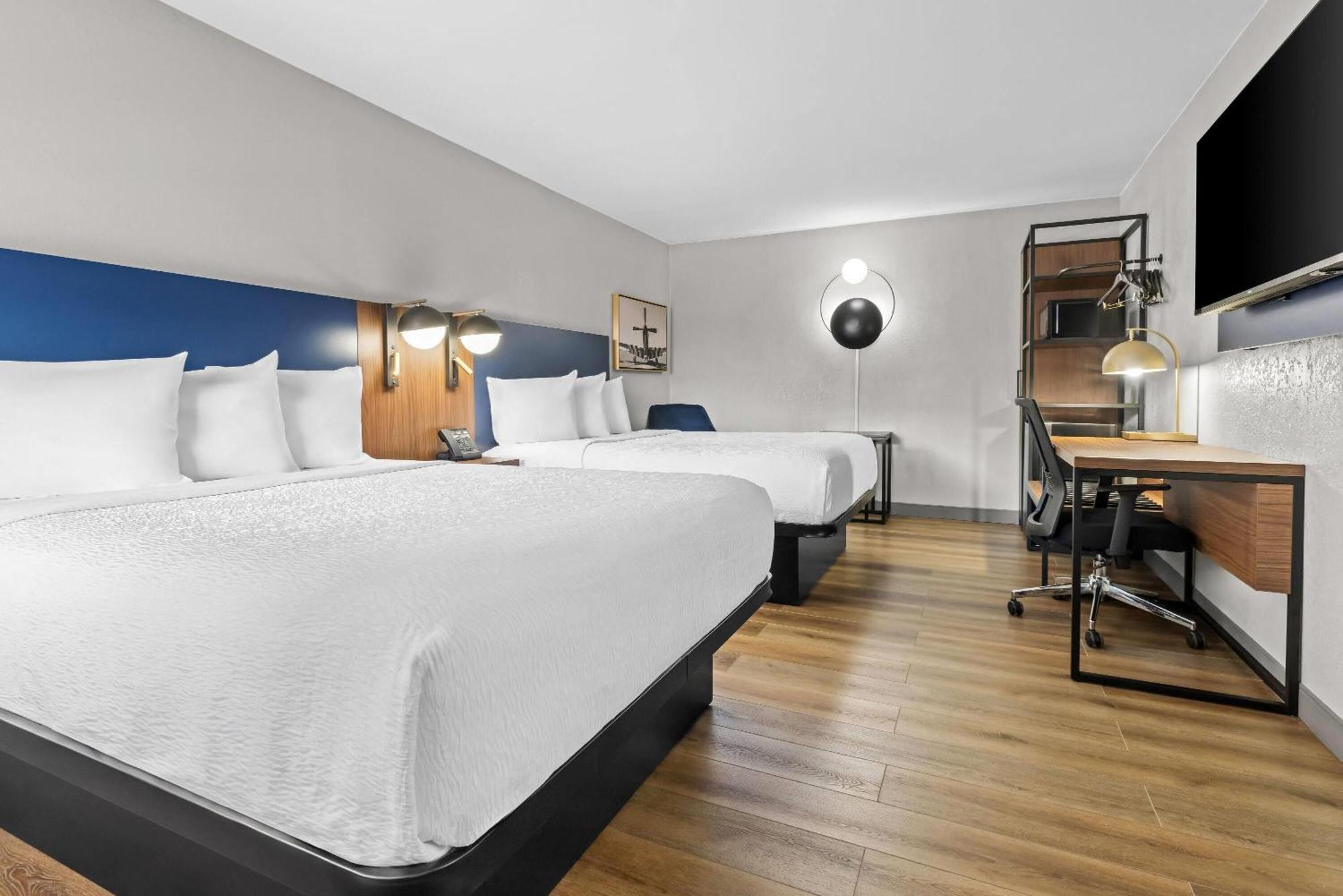 Deluxe Queen Room with Two Queen Beds - Non-Smoking