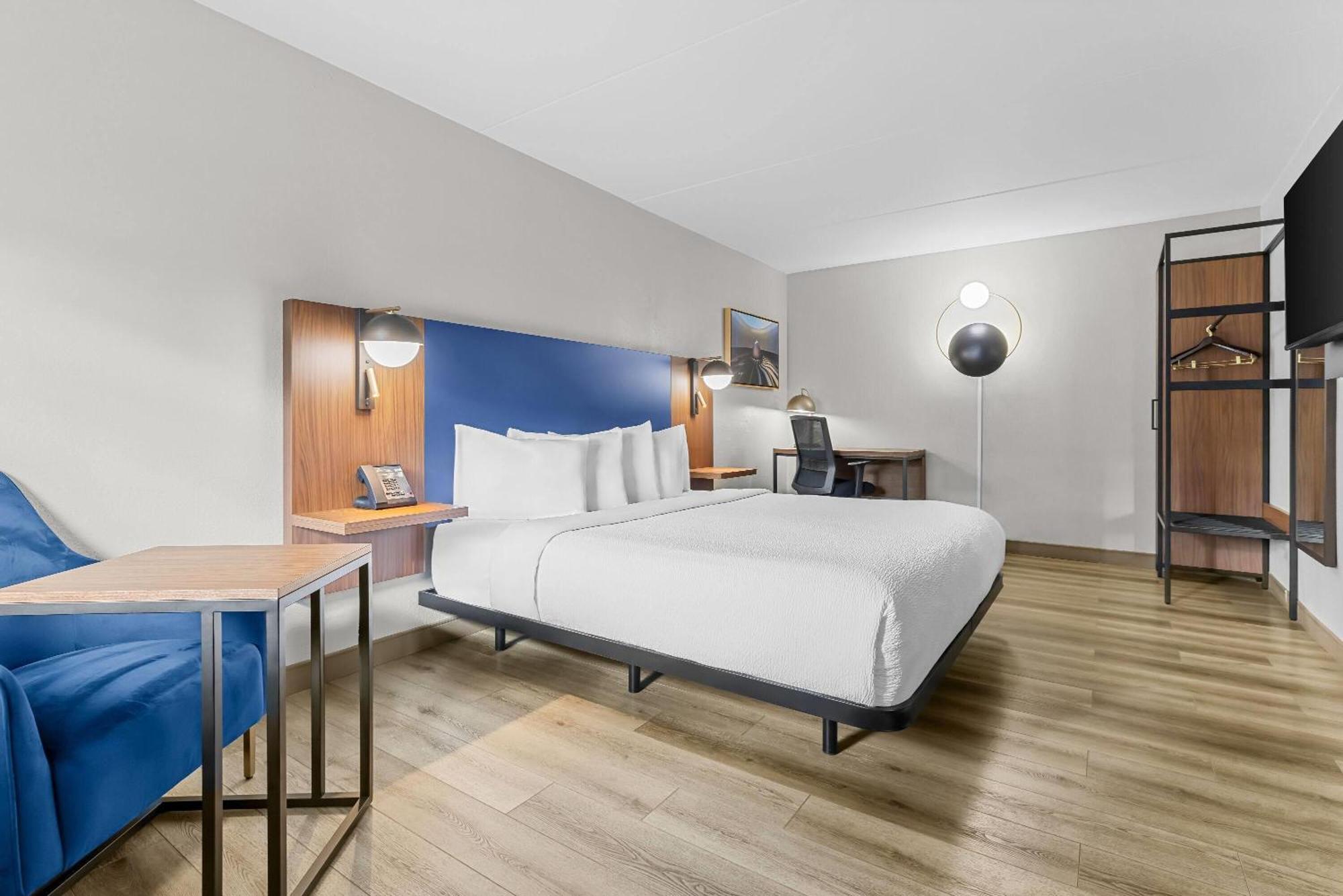 King Room with Roll-in Shower - Mobility Access/Non-Smoking
