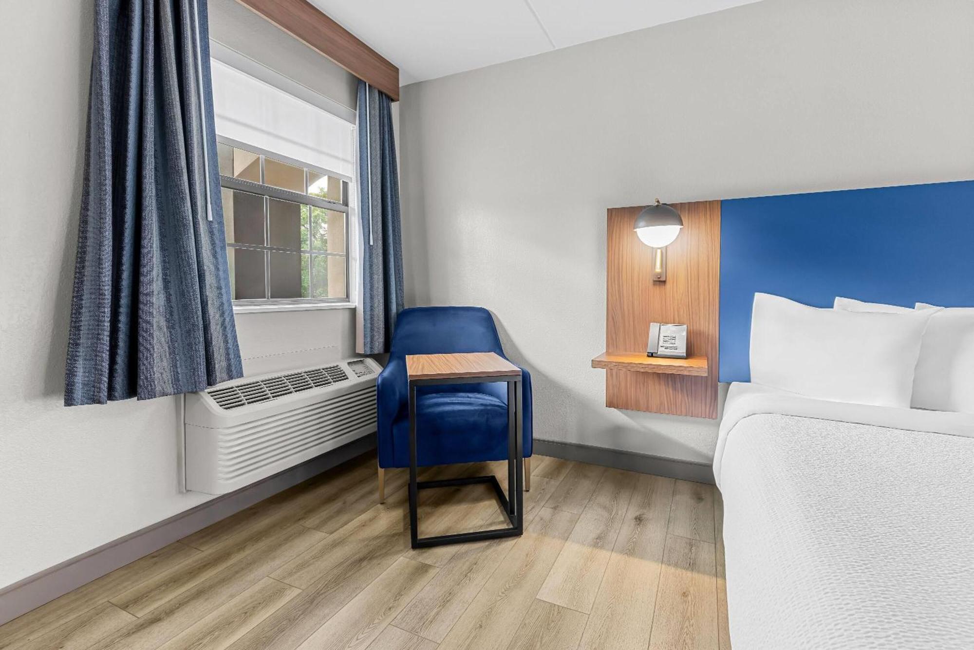 King Room Roll Shower Mobility Access or Non-Smoking