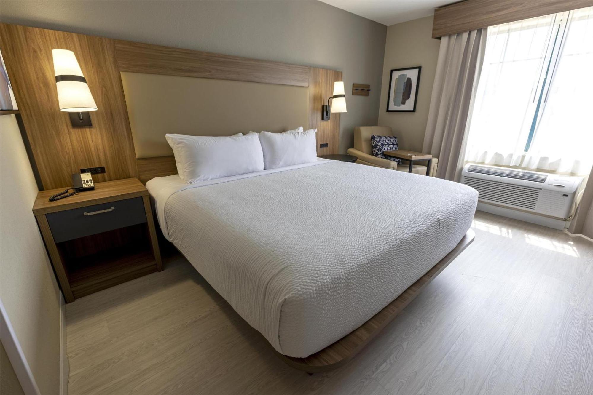 Studio 1 King Bed Kitchenette Non-Smoking