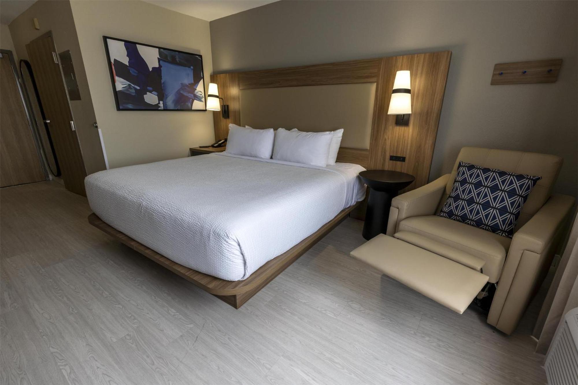 Studio 1 King Bed Kitchenette Non-Smoking