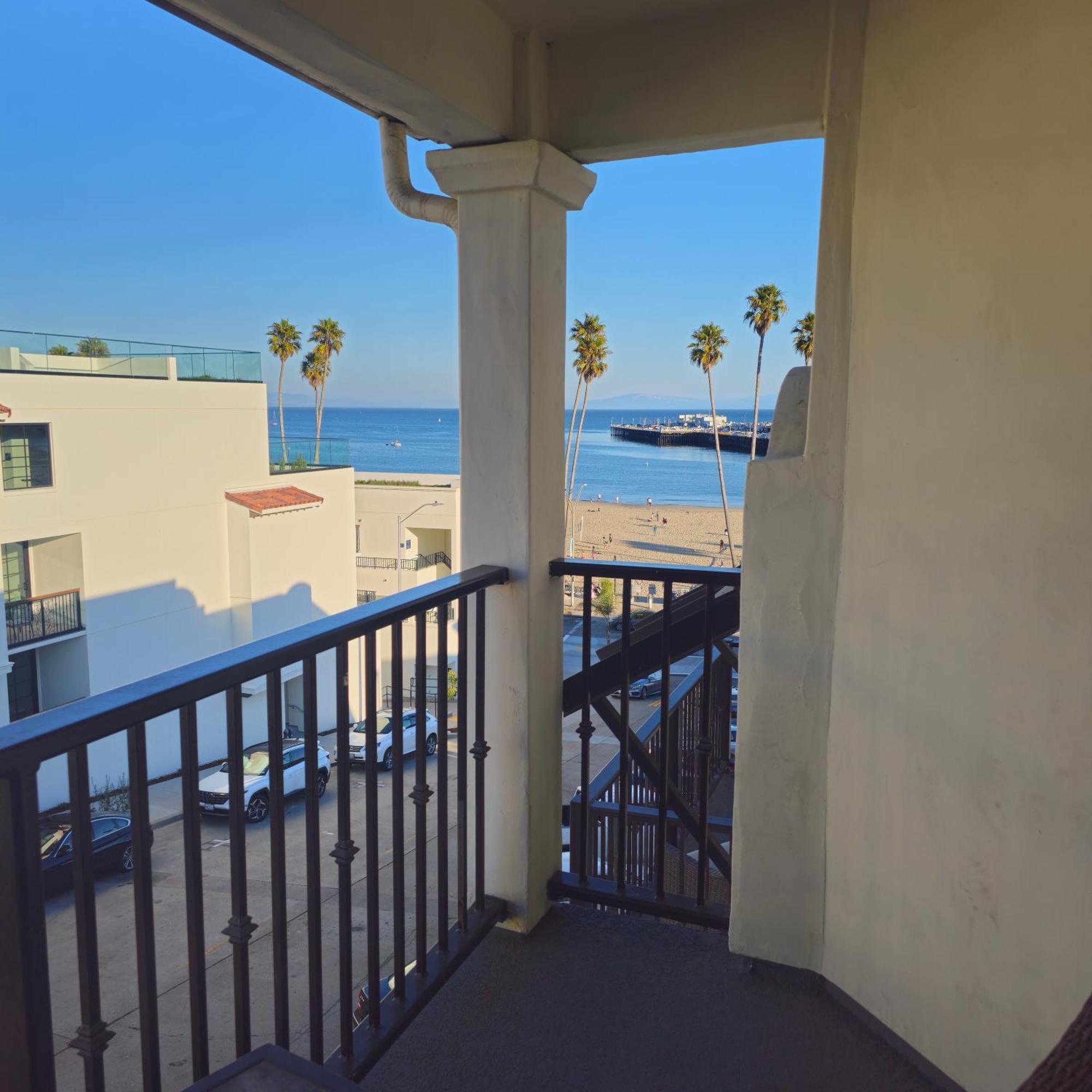 Partial Ocean View King Bed Private Balcony