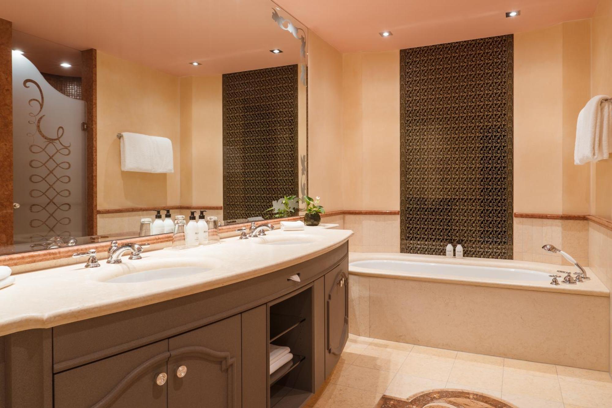 Deluxe Suite Lake View