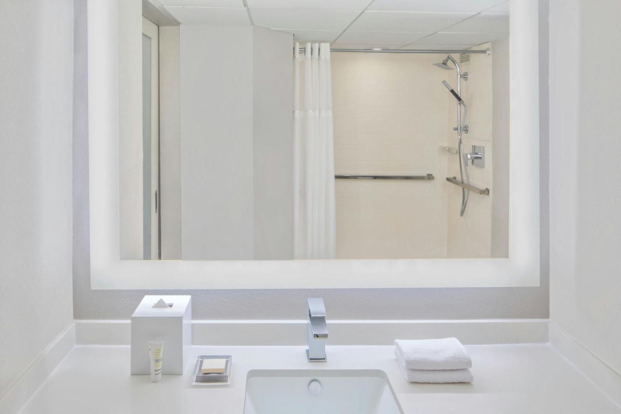 Guest Room King Bed
