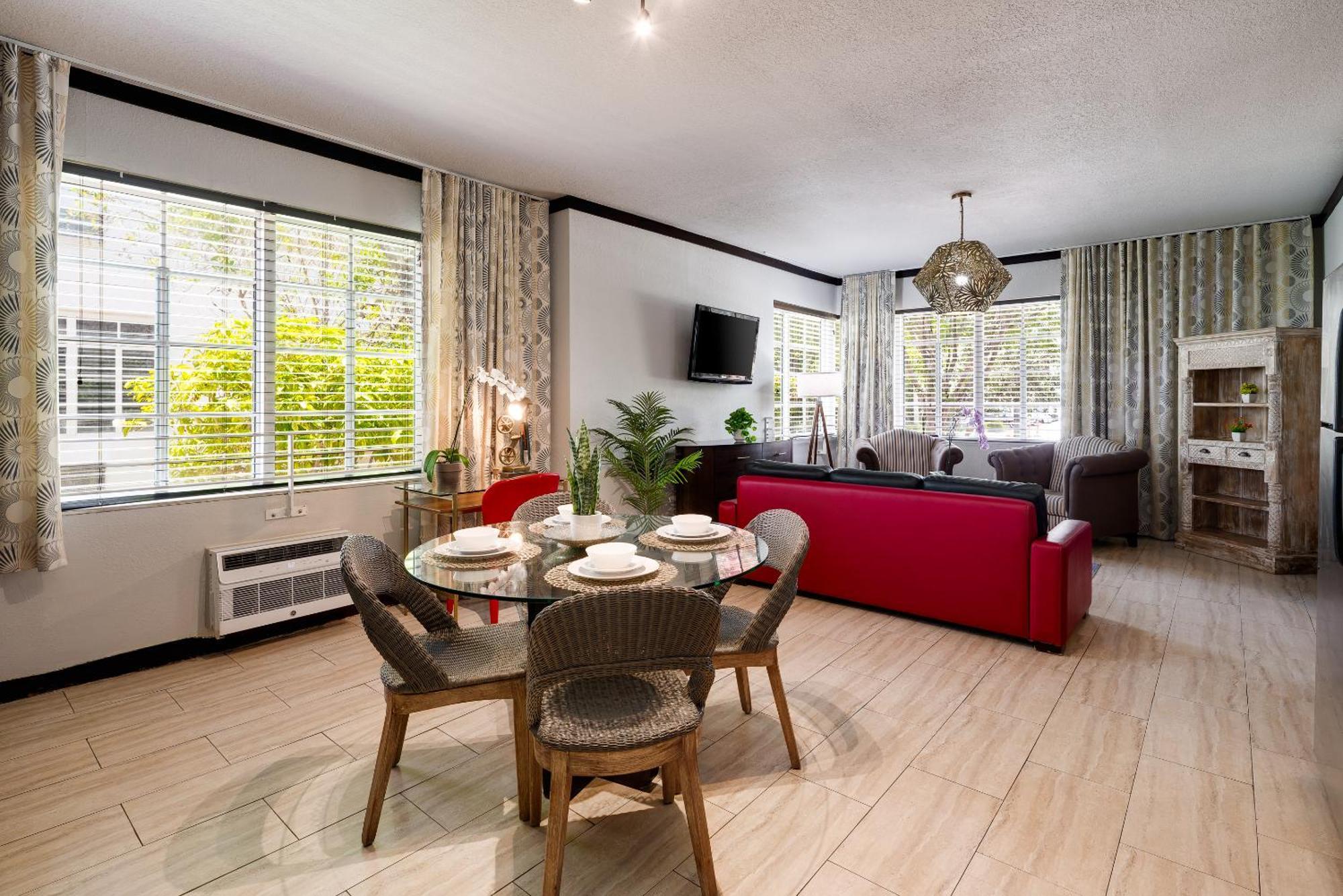 One-Bedroom Queen Suite