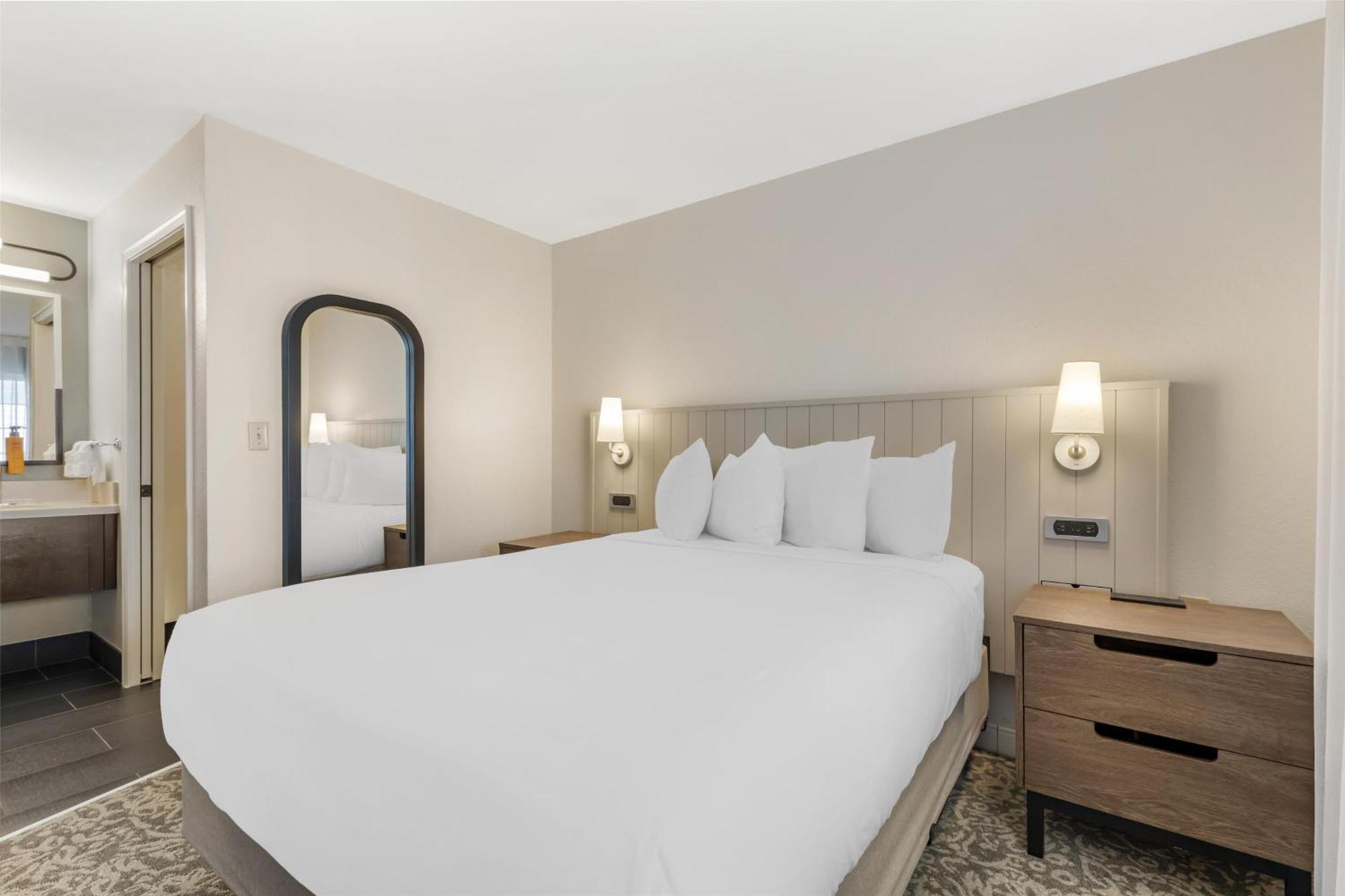 Two-Bedroom Two Queen Beds with Bathtub - Mobility Accessible
