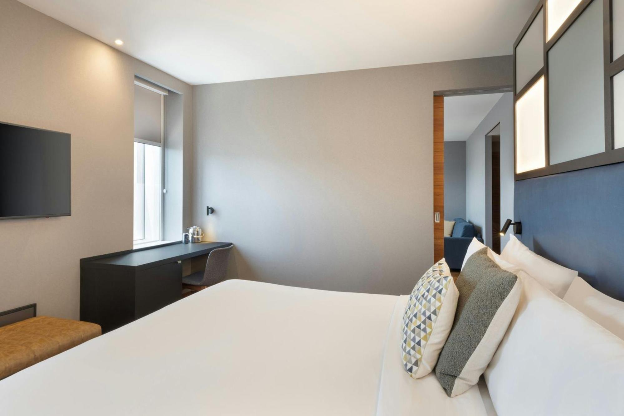 Savvy Suite 1 Bedroom Executive Suite 1 King & Sofa Bed