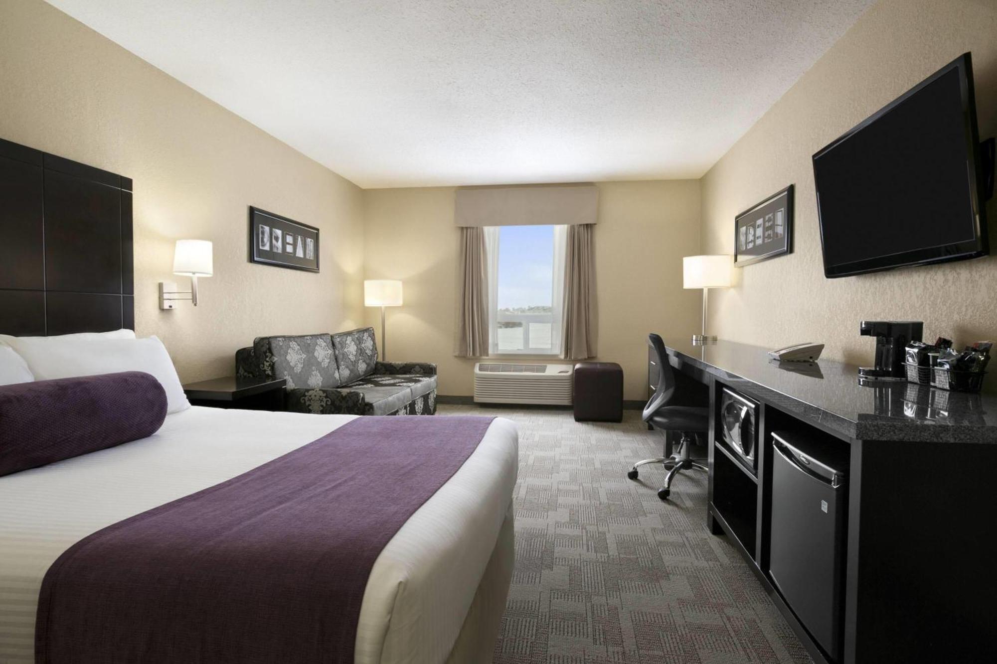 Queen Room Bath Tub Mobility Accessible or Non-Smoking