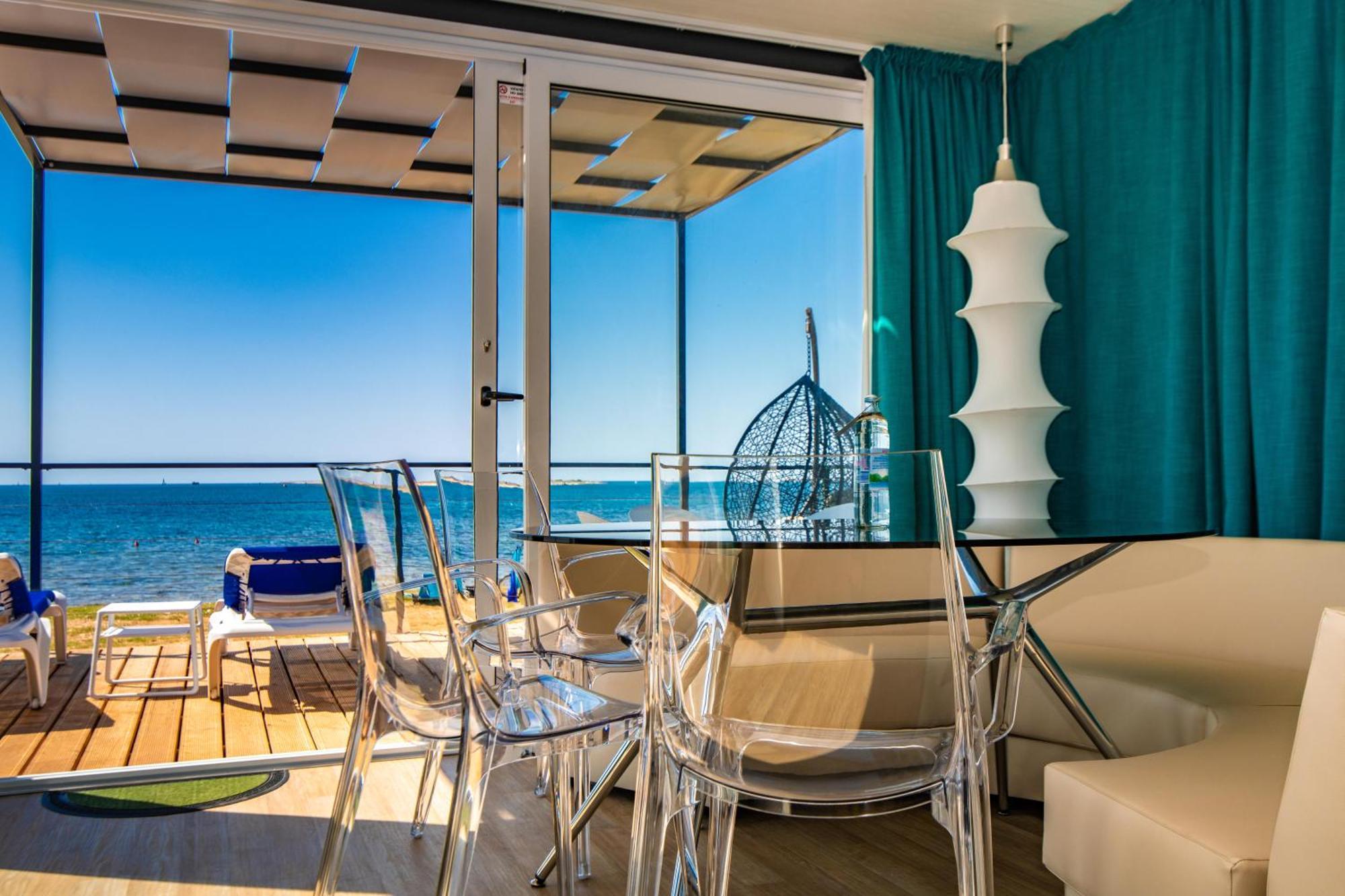 Deluxe Huisje op Camping met 2 Slaapkamers en Uitzicht op Zee