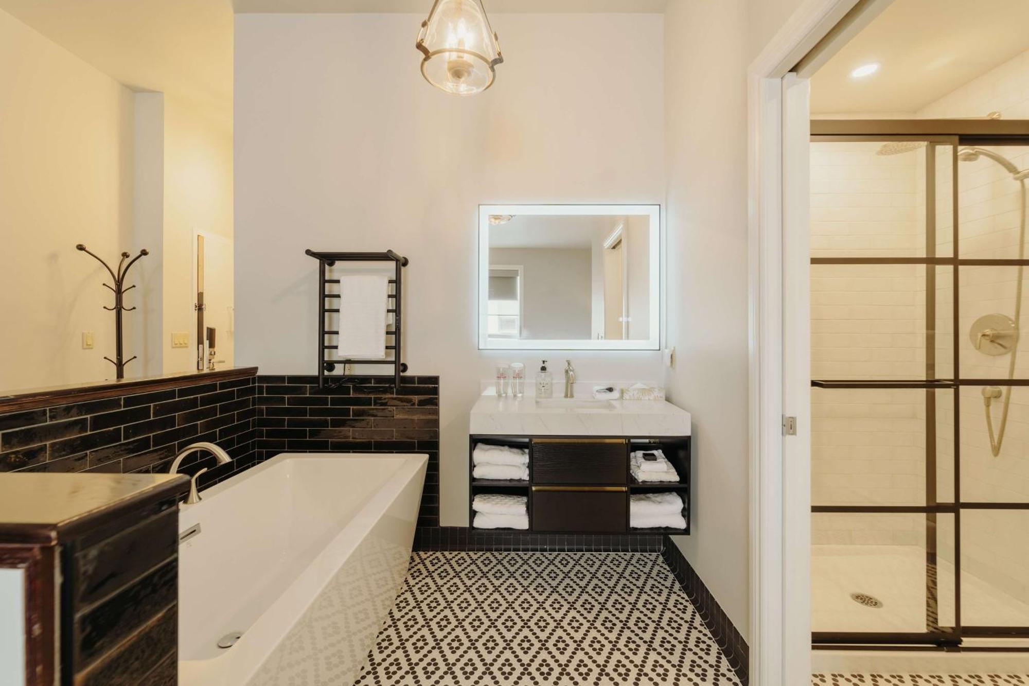 King Room with Walk-In Shower and Bath Tub - No Elevator Access/Non-Smoking